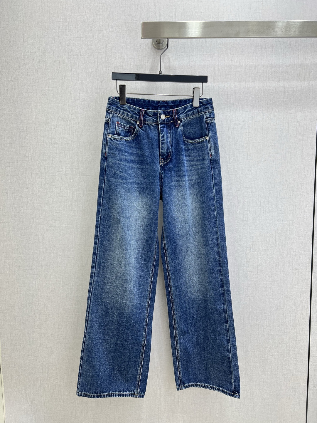 NO:801668,Highly recommended 26 spring and summer new washed denim straight trousers  Retro washed straight-leg jeans are made with old washing techniques to create a natural gradient of blue, which makes them more timeless and not picky at all. The contrasting red topstitching on the waistband and pocket edges breaks the monotony of jeans, and the iconic red cross-stitching on the back pocket is low-key and recognizable. The high-waist design accurately raises the waistline, and the straight-leg shape modifies the leg shape, hiding the muscles and making you look slimmer. The classic logo leather label on the back waist is also very recognizable, giving it a sense of retro relaxation. One color  2627282930 code high quality ABC,,jeans,19860909强烈推荐 26春夏新款 洗水牛仔直筒长裤 复古水洗直筒牛仔裤做旧洗水工艺打造自然渐变蓝调,越穿越有味道,完全不挑搭配风格.腰头和口袋边缘的红色明线撞色,打破牛仔的单调感,后袋标志性的红色十字缝线,低调又有辨识度.高腰设计精准拉高腰线,直筒裤型修饰腿型,藏肉显瘦,后腰的经典logo皮标也很有辨识度,自带复古松弛感 一个色 2627282930码 高品质ABC,,jeans,,Women's clothing