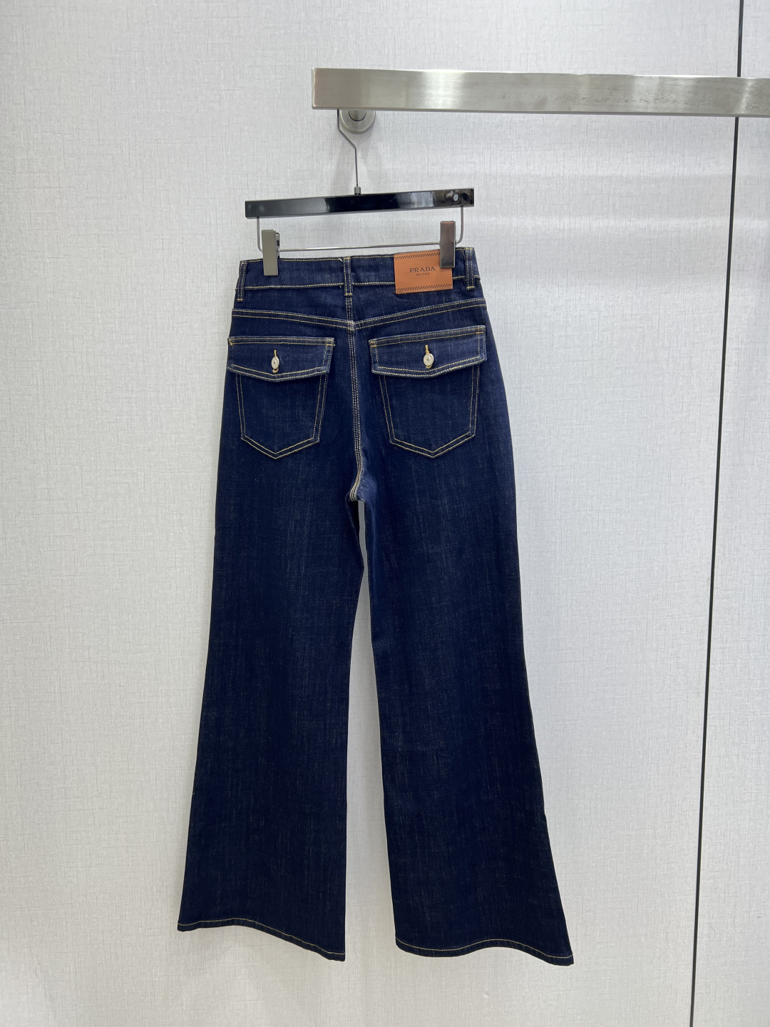 NO:801662,Highly recommended 26 spring and summer new style flap pocket leather brand denim trousers  The back pocket flap patch pocket + metal buckle design breaks the dullness of conventional jeans. It has a retro workwear feel and is matched with a classic brown leather tag on the back waist. It is low-key and noble. The retro dark blue raw denim really impresses me. The high-waist design can easily raise the waistline. The micro-flare pants perfectly modify the shape of the legs. Sisters with thick legs and uneven legs can also wear straight and long legs, and they can become a golden ratio of 30 to 70 minutes in seconds. The attention to detail is really crazy!  One color 2627282930 code high quality ABC,,jeans,gold,19860909强烈推荐 26春夏新款 翻盖口袋皮牌牛仔长裤 后袋翻盖贴袋+金属扣设计,打破常规牛仔裤的沉闷,复古工装感拉满,搭配后腰经典棕色皮牌,低调又显贵气.复古深蓝原色丹宁真的太戳我了,高腰设计轻松拉高腰线,微喇裤型完美修饰腿型,腿粗、腿不直的姐妹也能穿出笔直大长腿,秒变三七分黄金比例.细节控真的会疯狂！一个色 2627282930码 高品质ABC,,jeans,gold,,Women's clothing