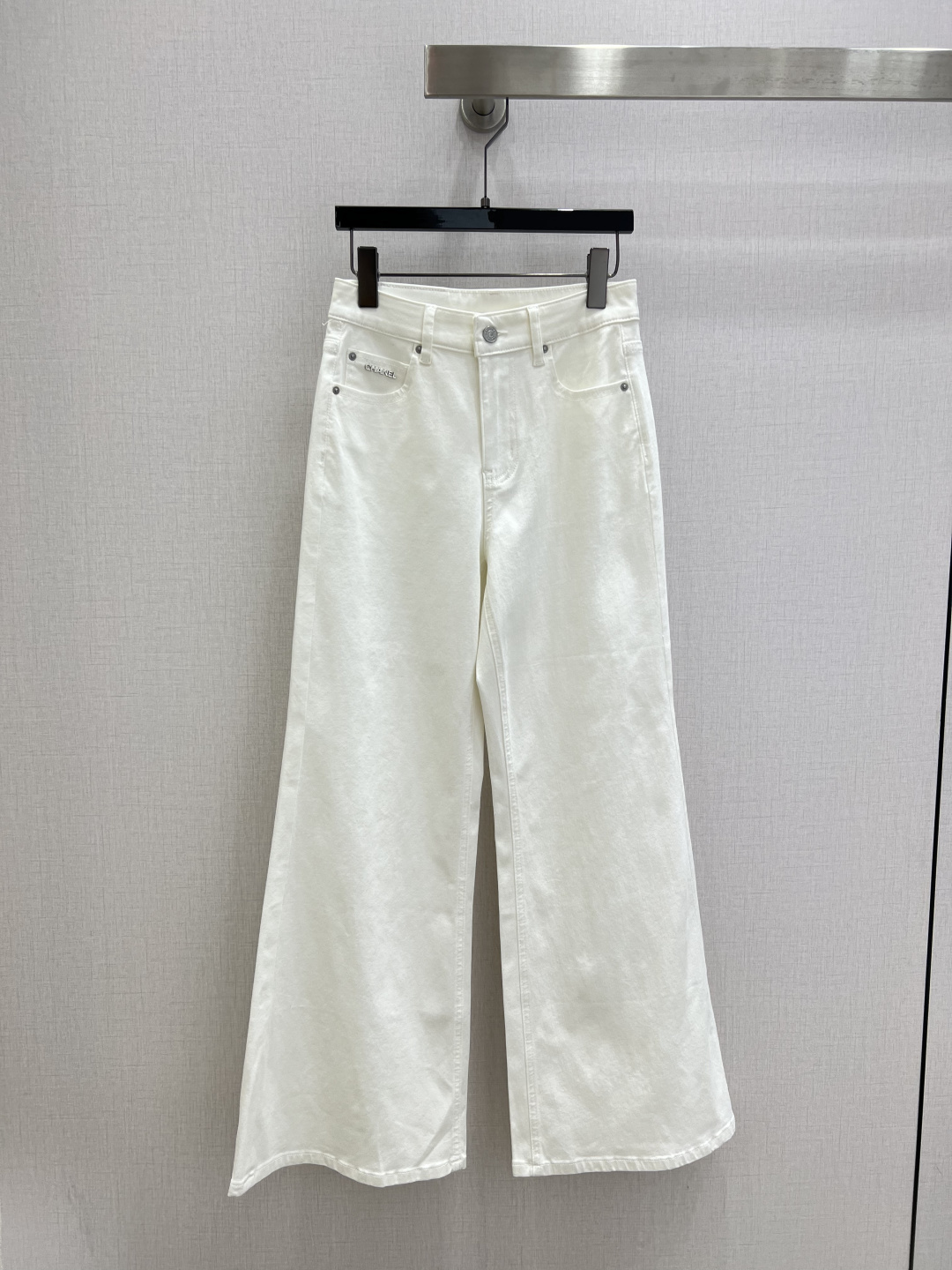 NO:801656,Highly recommended 26 spring and summer new wide-leg denim trousers with metal letters. The metal letters on the waistband are so delicate, giving you a sense of light luxury instantly!  The leather logo on the back waist has a superb texture, the pony embroidery on the back pocket is smart and cute, the stitching is neat, and every detail can withstand scrutiny. It is durable and easy to take care of. White wide-leg jeans directly add to the atmosphere. One color 2627282930 code High quality AB,,jeans,19860909强烈推荐 26春夏新款 字母金属阔腿牛仔长裤 腰头的cha字母金属太精致了,轻奢感瞬间拉满！后腰皮质标质感超绝,后袋的小马刺绣灵动又可爱,走线工整,每一处细节都经得起推敲.耐穿又好打理.白色阔腿牛仔裤直接把氛围感拉满了 一个色 2627282930码 高品质AB,,jeans,,Women's clothing