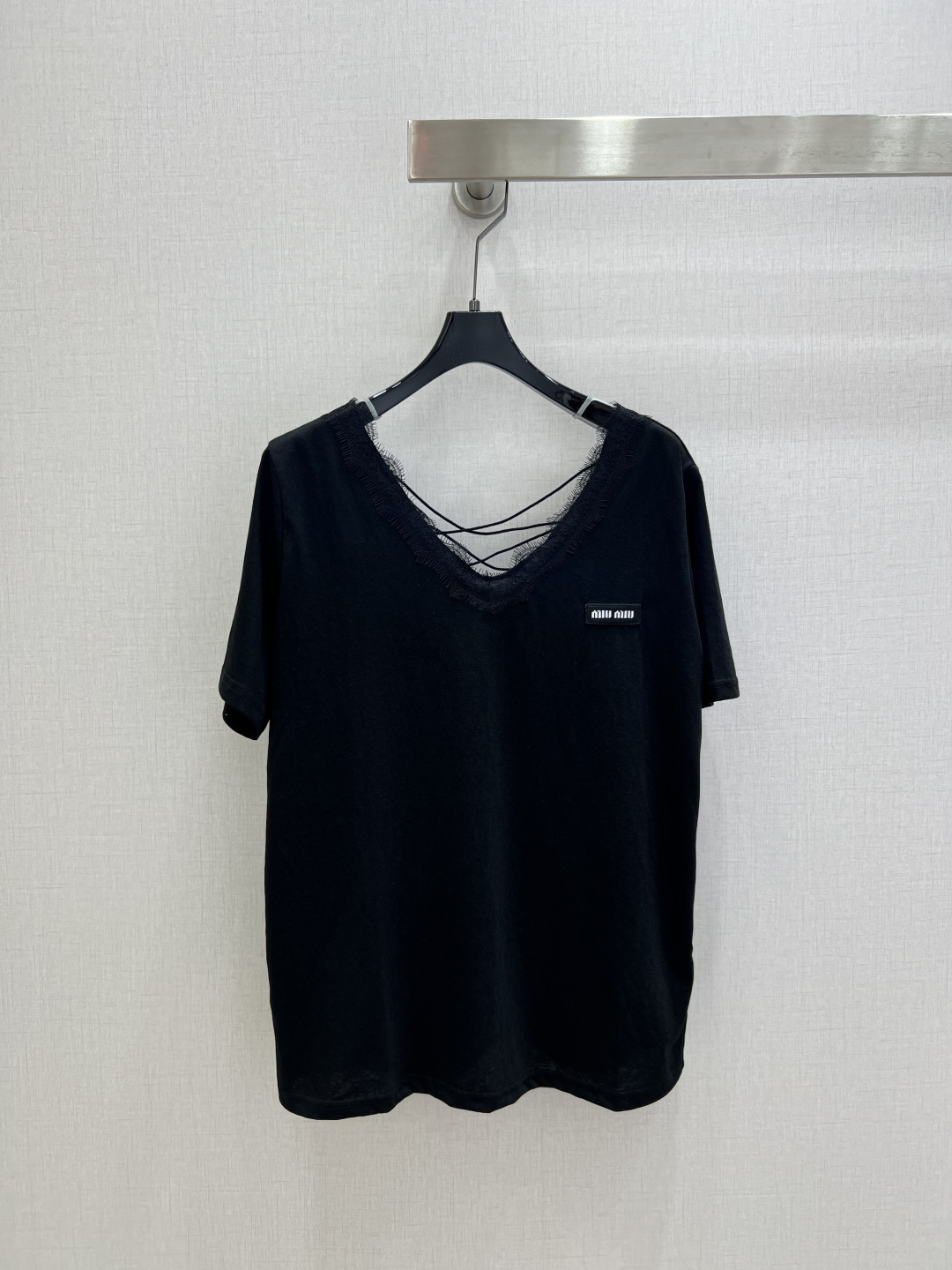 NO:801673,Highly recommended 26 spring and summer new style, spliced ​​lace cross-strap V-neck short-sleeved top. The V-neck + lace is gentle to the bones. It can also quietly modify the face shape and neckline, making the face look smaller!  The cross straps on the back are the finishing touch!  The secret that is revealed inadvertently will turn heads immediately. Two colors, SML code, high quality ABC, T-shirt,19860909强烈推荐 26春夏新款 拼接蕾丝交叉吊带V领短袖上衣 V领+蕾丝花边温柔到骨子里,还能悄悄修饰脸型和颈线,脸直接小一圈！ 后背的交叉绑带才是点睛之笔！不经意露出的小心机,回头率直接拉满 两个色 SML码 高品质ABC,,T-shirt,,Women's clothing