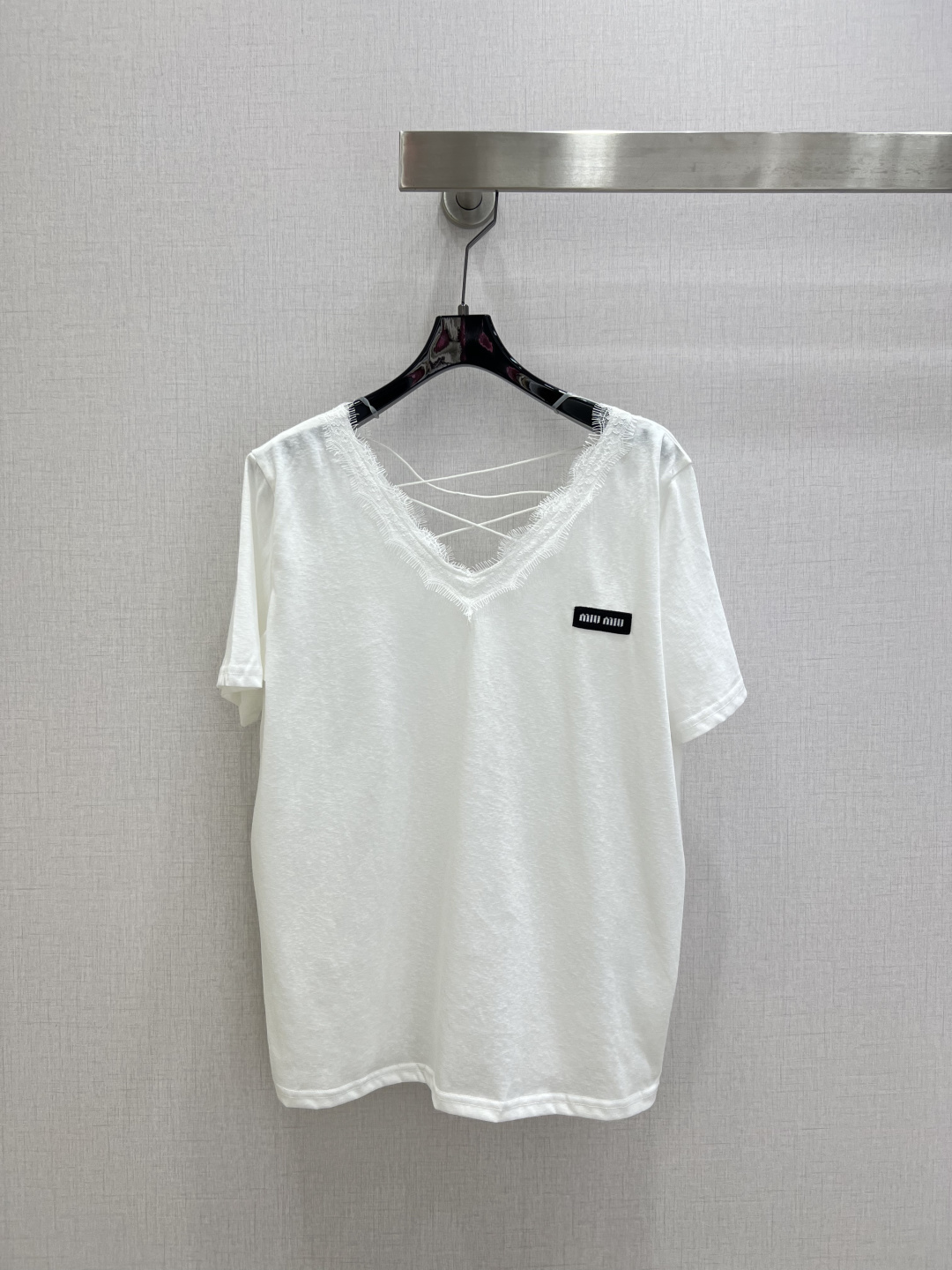 NO:801667,Highly recommended 26 spring and summer new style, spliced ​​lace cross-strap V-neck short-sleeved top. The V-neck + lace is gentle to the bones. It can also quietly modify the face shape and neckline, making the face look smaller!  The cross straps on the back are the finishing touch!  The secret that is revealed inadvertently will turn heads immediately. Two colors, SML code, high quality ABC, T-shirt,19860909强烈推荐 26春夏新款 拼接蕾丝交叉吊带V领短袖上衣 V领+蕾丝花边温柔到骨子里,还能悄悄修饰脸型和颈线,脸直接小一圈！ 后背的交叉绑带才是点睛之笔！不经意露出的小心机,回头率直接拉满 两个色 SML码 高品质ABC,,T-shirt,,Women's clothing