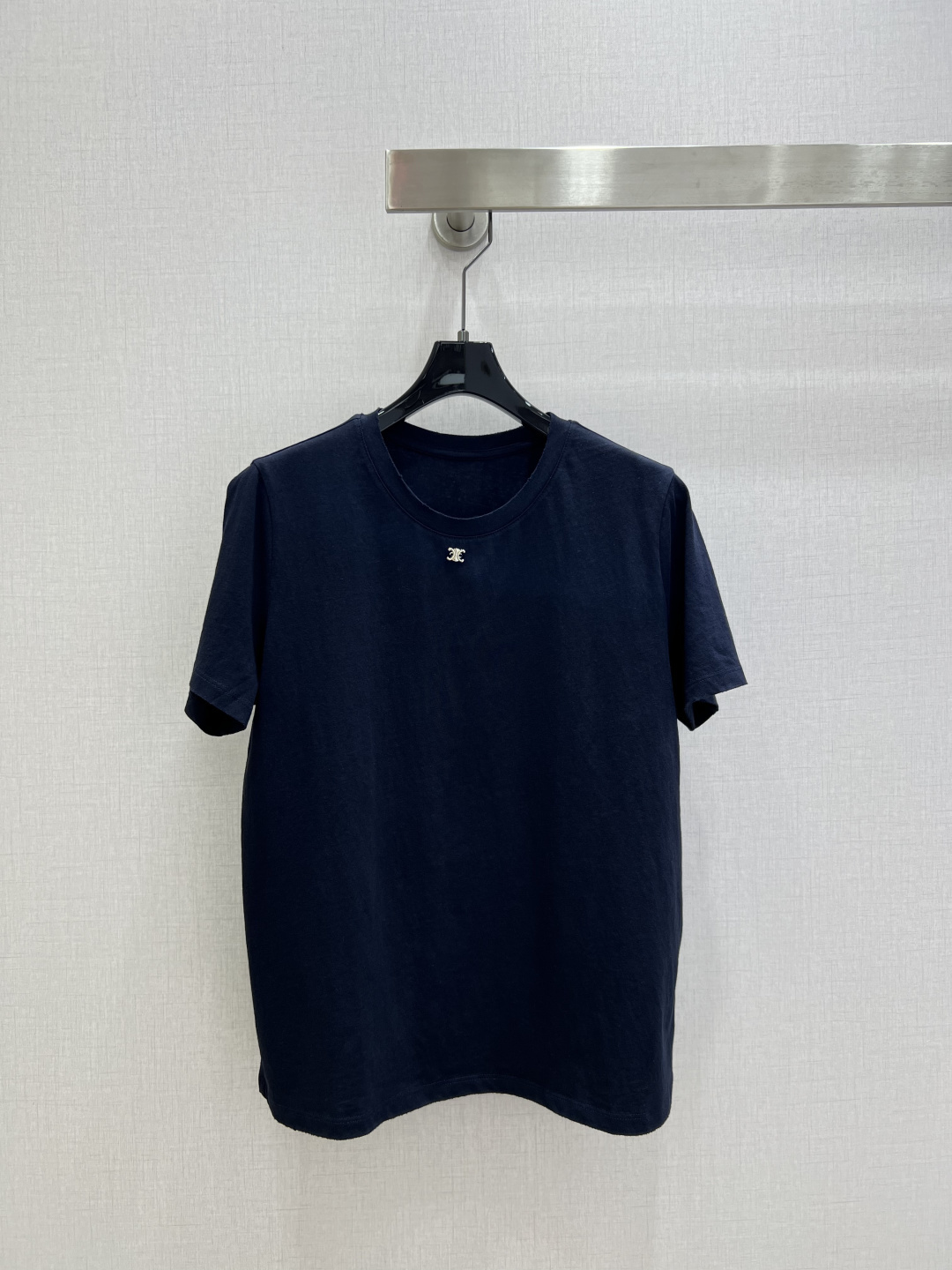 NO:801661,Highly recommended 26 spring and summer new Arc de Triomphe metal short-sleeved T-shirt. The small design with slightly raw edges on the neckline has a casual and relaxed French atmosphere, and it does not look cheap at all. The small metal mark on the chest, if you don’t look carefully, you will think it is a basic style. The low-key elegance can only be understood when you look closely. White + navy blue are two versatile colors. You don’t need to deliberately match them to wear them to create a sense of luxury. Lazy people can just close their eyes when dressing!  Two colors SML code high quality ABC,,T-shirt,tees,t-shirt,19860909强烈推荐 26春夏新款 凯旋门金属短袖T恤 领口微毛边的小设计,自带随性松弛的法式氛围,完全不会显廉价 胸口小小的金属标,不仔细看会以为是基础款 近看才懂的低调贵气 白+藏蓝两个万能色,不用刻意搭配也能穿出高级感,懒人穿搭党直接闭眼冲！两个色 SML码 高品质ABC,,T-shirt,tees，t-shirt,,Women's clothing