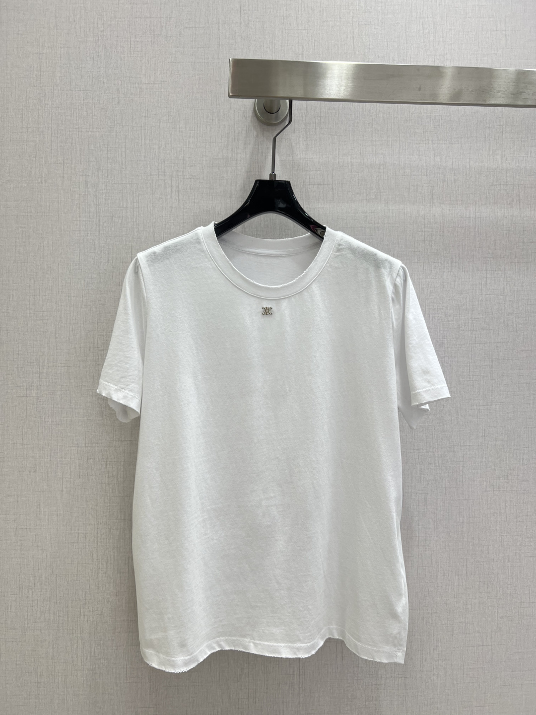 NO:801655,Highly recommended 26 spring and summer new Arc de Triomphe metal short-sleeved T-shirt. The small design with slightly raw edges on the neckline has a casual and relaxed French atmosphere, and it does not look cheap at all. The small metal mark on the chest, if you don’t look carefully, you will think it is a basic style. The low-key elegance can only be understood when you look closely. White + navy blue are two versatile colors. You don’t need to deliberately match them to wear them to create a sense of luxury. Lazy people can just close their eyes when dressing!  Two colors SML code high quality ABC,,T-shirt,tees,t-shirt,19860909强烈推荐 26春夏新款 凯旋门金属短袖T恤 领口微毛边的小设计,自带随性松弛的法式氛围,完全不会显廉价 胸口小小的金属标,不仔细看会以为是基础款 近看才懂的低调贵气 白+藏蓝两个万能色,不用刻意搭配也能穿出高级感,懒人穿搭党直接闭眼冲！两个色 SML码 高品质ABC,,T-shirt,tees，t-shirt,,Women's clothing
