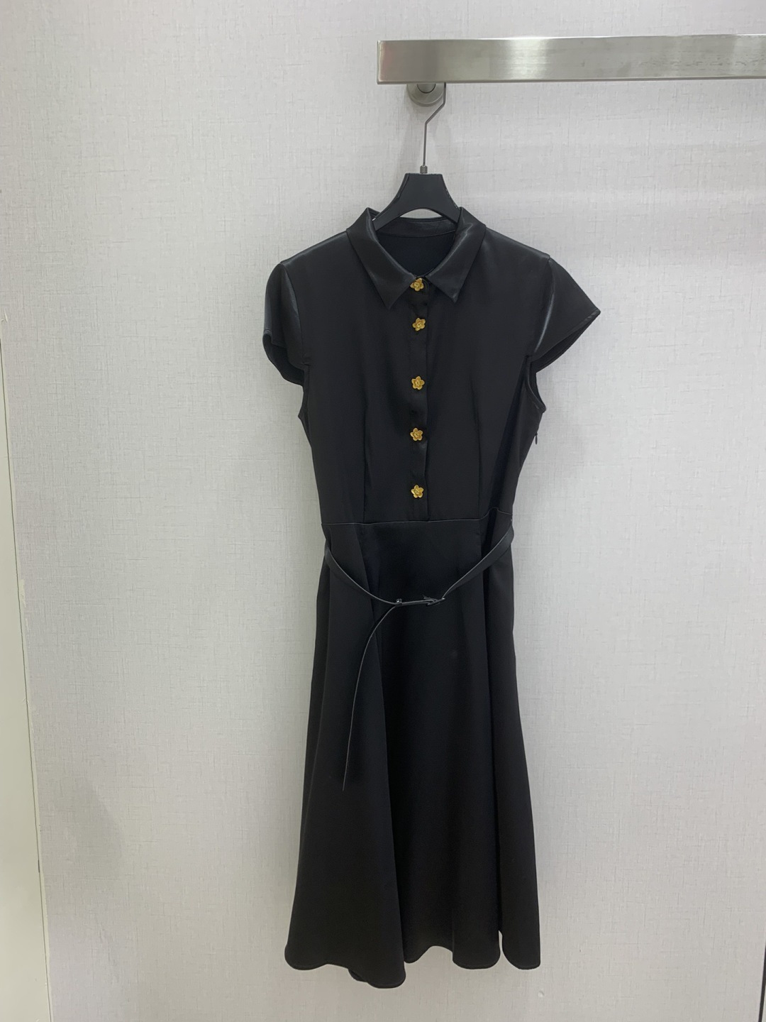 NO:801717,Highly recommended 26 spring and summer new flower button belt dress, fashionable, low-key, luxurious and high-end!  The styles are versatile and not picky, the original customized technical fabrics, the quality of workmanship depends on the details. A must-have for Bai Fumei!  Two colors SML code high quality ABC,,skirts,19860909强烈推荐 26春夏新款 花朵纽扣腰带连衣裙 时髦低调气质又奢华高级！版型百搭不挑人,原版定制科技面料 做工品质看细节.白富美必入！两个色 SML码 高品质ABC,,skirts,,Women's clothing