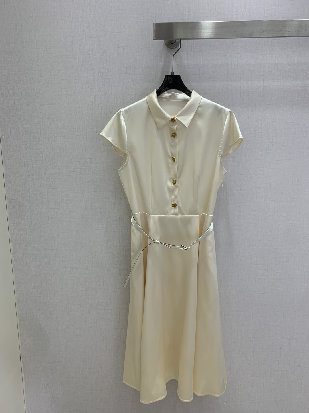 NO:801711,Highly recommended 26 spring and summer new flower button belt dress, fashionable, low-key, luxurious and high-end!  The styles are versatile and not picky, the original customized technical fabrics, the quality of workmanship depends on the details. A must-have for Bai Fumei!  Two colors SML code high quality ABC,,skirts,19860909强烈推荐 26春夏新款 花朵纽扣腰带连衣裙 时髦低调气质又奢华高级！版型百搭不挑人,原版定制科技面料 做工品质看细节.白富美必入！两个色 SML码 高品质ABC,,skirts,,Women's clothing