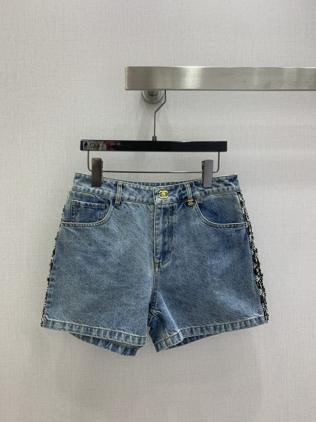 NO:802271,Highly recommended 26 spring and summer new style. Raw edge denim double C shorts. The whole piece is three-dimensional. It is all-round and exquisite to be worn by celebrities. The upper body is super covered and the legs are slim. It is a great item to match. Simple. It can be worn with a refreshing and fashionable sense of high-end. It is elegant and fashionable in daily life. It is versatile. The color is very good-looking. The fabric is high-end and texture. A must-have for dates and shopping. One color SML code. High-quality ABC,,shorts,19860909强烈推荐 26春夏新款 毛边牛仔双C短裤 整件立体剪裁 全方位精致做明星穿搭 上身超级遮肉显瘦 超拉腿部比例 巨好搭配的单品 简简单单 穿出清爽时髦的高级感 日常优雅又时髦巨百搭 颜色很好看 面料高级又有质感 约会逛街必备 一个色 SML码 高品质ABC,,shorts,,Women's clothing