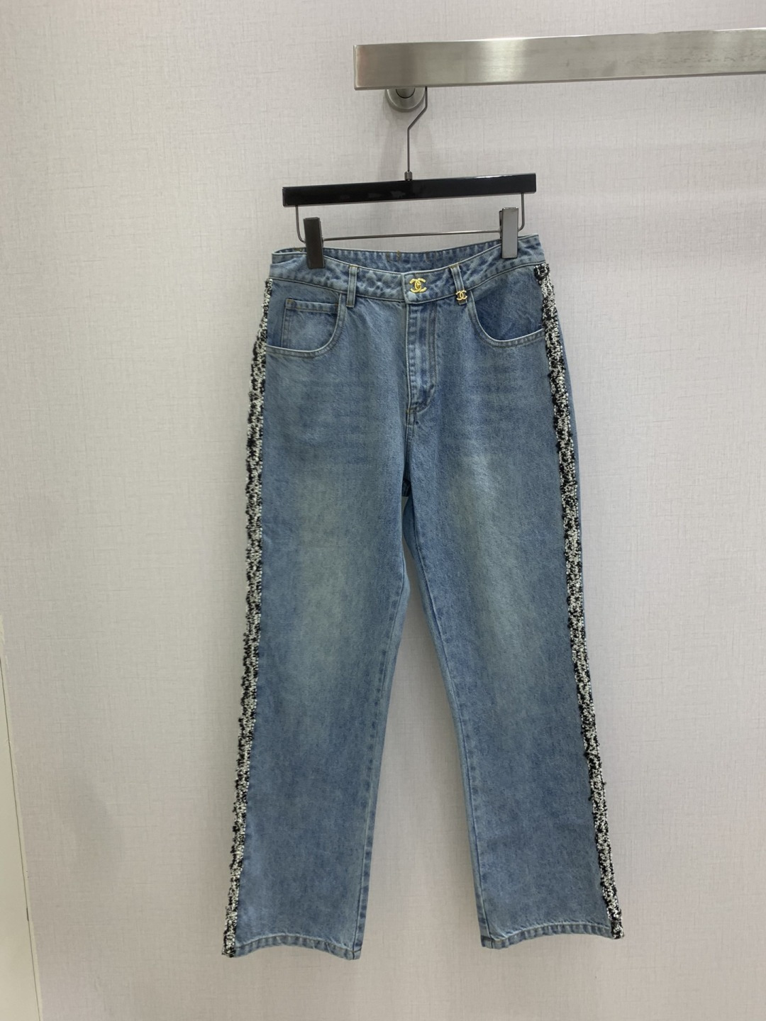 NO:802265,Highly recommended 26 spring and summer new style. Raw edge denim double C straight trousers. The whole piece is three-dimensional. It is all-round and refined to look like a star. The upper body is super covered and the legs are slim. It is a great item to match. It is simple. It gives a refreshing and fashionable sense of high-end. It is elegant and fashionable in daily life. It is versatile. The color is very beautiful. The fabric is high-end and texture. A must-have for dating and shopping. One color SML code. High quality ABC.19860909强烈推荐 26春夏新款 毛边牛仔双C直筒长裤 整件立体剪裁 全方位精致做明星穿搭 上身超级遮肉显瘦 超拉腿部比例 巨好搭配的单品 简简单单 穿出清爽时髦的高级感 日常优雅又时髦巨百搭 颜色很好看 面料高级又有质感 约会逛街必备 一个色 SML码 高品质ABC,,,Women's clothing