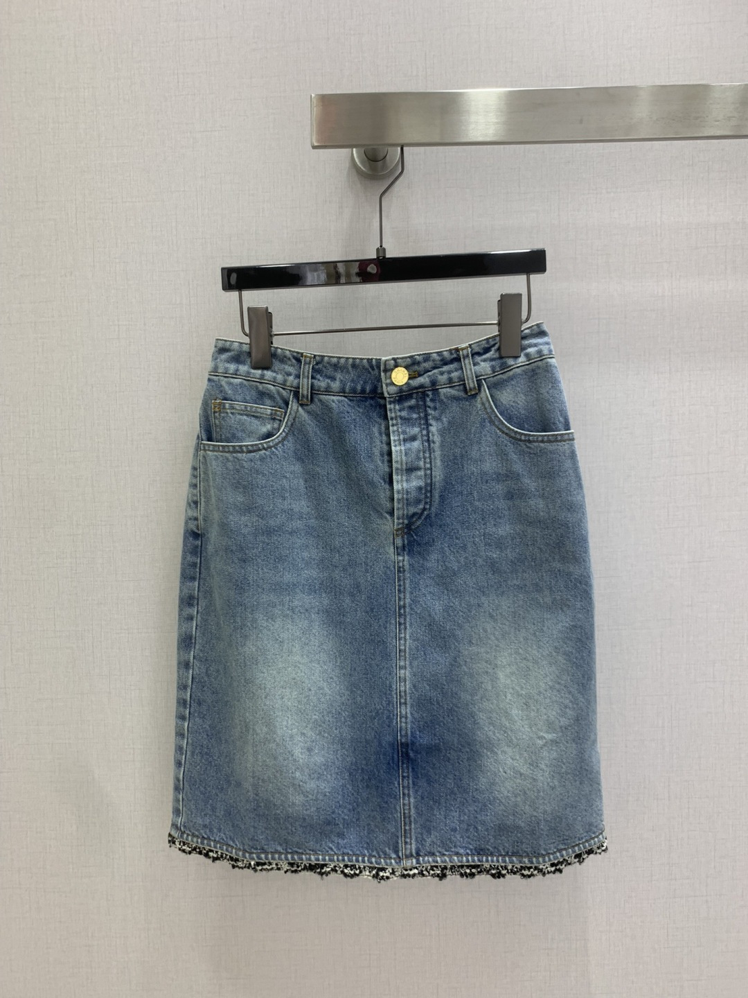 NO:802262,Highly recommended 26 spring and summer new style raw edge denim double C slit skirt. High-end production ~ super fashionable new denim denim. The upper body is cool and sassy with a unique color tone. The texture is fine, the cotton feels natural, it is muscular yet soft, super beautiful!  The details and workmanship are super good, new products are in stock, open the box and grab them. One color SML code, high quality ABC, skirts,19860909强烈推荐 26春夏新款 毛边牛仔双C开衩半裙 高版出品~超时髦新款丹宁牛仔 个性色调上身又酷又飒爽 纹理细腻,棉感自然,既有筋骨感又不失柔软,超级漂亮！细节做工超级好,新品现货开箱开抢 一个色 SML码 高品质ABC,,skirts,,Women's clothing
