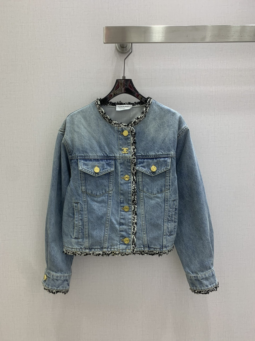NO:802256,Highly recommended 26 spring and summer new style raw edge pocket denim jacket. High-end production ~ super fashionable new denim denim. The upper body is cool and sassy with a unique color tone. The texture is fine, the cotton feels natural, it is muscular yet soft, super beautiful!  The details and workmanship are super good, new products are in stock, unboxing and grabbing, one color SML code, high quality ABC,,jackets & coats,jackets & coats,19860909强烈推荐 26春夏新款 毛边口袋牛仔夹克外套 高版出品~超时髦新款丹宁牛仔 个性色调上身又酷又飒爽 纹理细腻,棉感自然,既有筋骨感又不失柔软,超级漂亮！细节做工超级好,新品现货开箱开抢 一个色 SML码 高品质ABC,,jackets & coats,jackets & coats,,Women's clothing