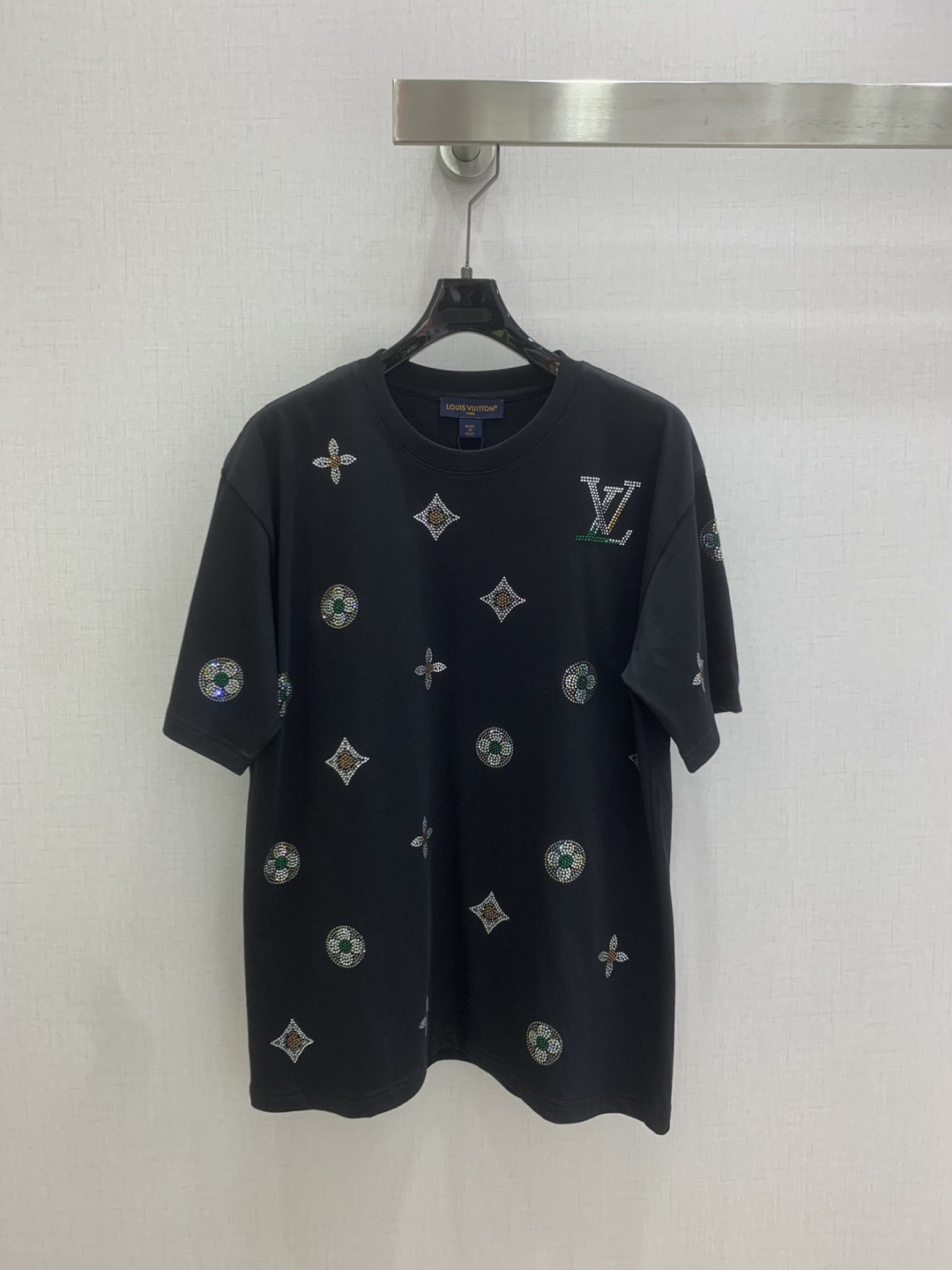 NO:802279,Highly recommended 26 spring and summer new patterned rhinestone short-sleeved T-shirt. It is very dense and feels great. It is a really hard-working one!  !  Perfect details, regular fit!  The upper body is not picky at all, simple and generous, and instantly enhances your temperament. Two colors, SMLXL code, high quality ABC1, T-shirt, tees, t-shirt,19860909强烈推荐 26春夏新款 图案烫钻短袖T恤 密度很高手感超好 真的费劲心血的一款！！细节完美 常规版型！上身完全不挑人简单大方,瞬间提升气质 两个色 SMLXL码 高品质ABC1,,T-shirt,tees，t-shirt,,Women's clothing