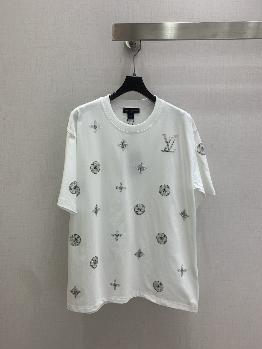 NO:802273,Highly recommended 26 spring and summer new patterned rhinestone short-sleeved T-shirt. It is very dense and feels great. It is a really hard-working one!  !  Perfect details, regular fit!  The upper body is not picky at all, simple and generous, and instantly enhances your temperament. Two colors, SMLXL code, high quality ABC, T-shirt, tees, t-shirt,19860909强烈推荐 26春夏新款 图案烫钻短袖T恤 密度很高手感超好 真的费劲心血的一款！！细节完美 常规版型！上身完全不挑人简单大方,瞬间提升气质 两个色 SMLXL码 高品质ABC,,T-shirt,tees，t-shirt,,Women's clothing