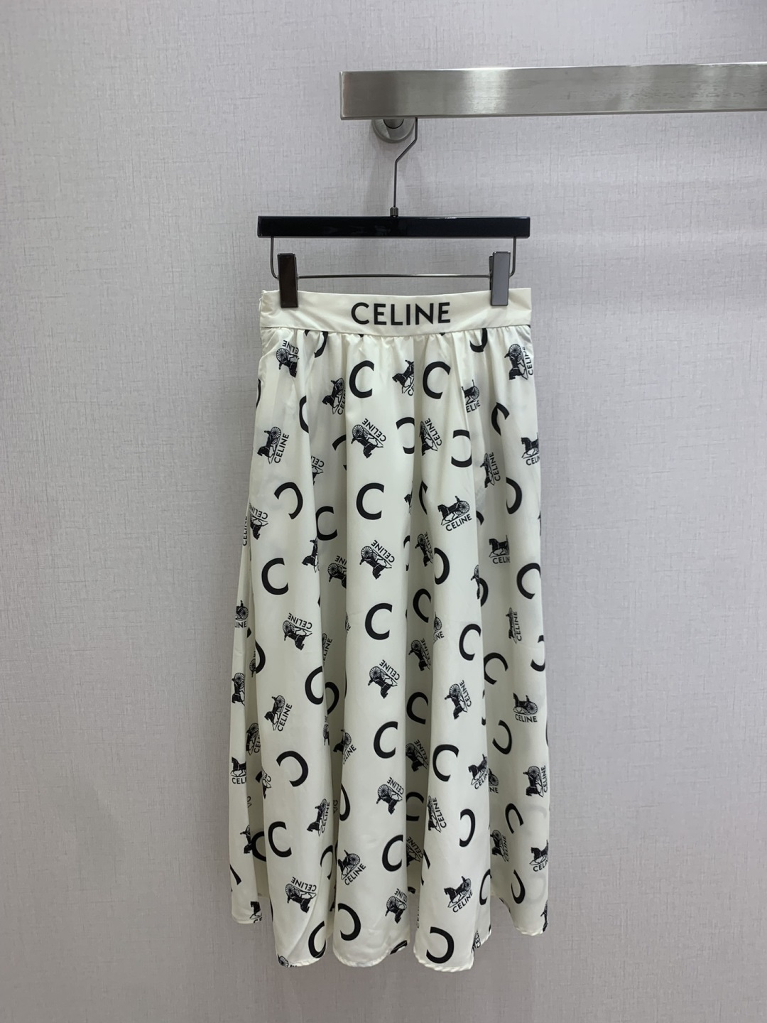 NO:802261,Highly recommended for the spring and summer of 26. Printed lapel pocket shirt, letter web printed long skirt. Batch separately. A cute style, full of small details. Exquisite workmanship. Age-reducing fashion. Good HOLD style. Won the hearts of fairies. Soft and textured. Classic. Two colors. SML code. High quality, skirts, shirts,19860909强烈推荐 26春夏新款 印花翻领口袋衬衫字母织带印花长半裙 分开批 可A可乖的风格,满满小细节太加分了.做工精致 减龄时尚 好HOLD住造型 深得仙女心 柔软有质感 经典之作 两个色 SML码 高品,,skirts,shirts,,Women's clothing