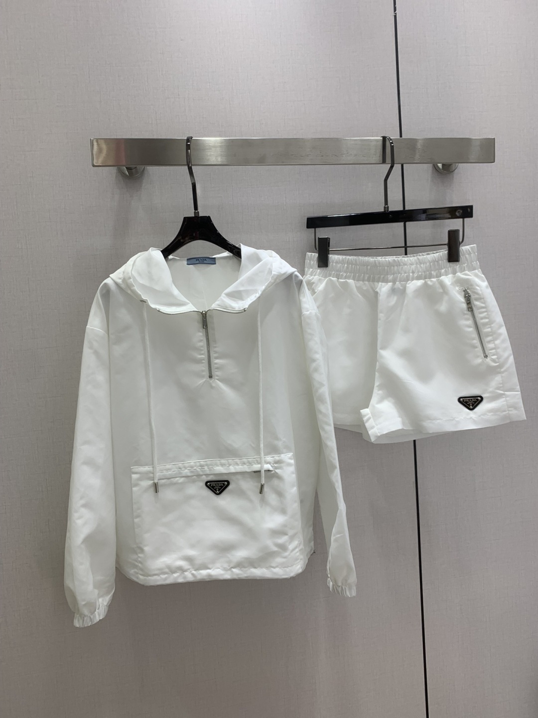 NO:802246,Highly recommended 26 spring and summer new hooded sweatshirt shorts set. Adorable style, full of small details. Exquisite workmanship, age-reducing fashion, good hold style, won the hearts of fairies, soft and textured, classic, two colors SML code, high quality ABC,,hoodie,sweatshirts,shorts,hats,19860909强烈推荐 26春夏新款 连帽卫衣短裤套装 可A可乖的风格,满满小细节太加分了.做工精致 减龄时尚 好HOLD住造型 深得仙女心 柔软有质感 经典之作 两个色 SML码 高品质ABC,,hoodie,sweatshirts,shorts,hats,,Women's clothing