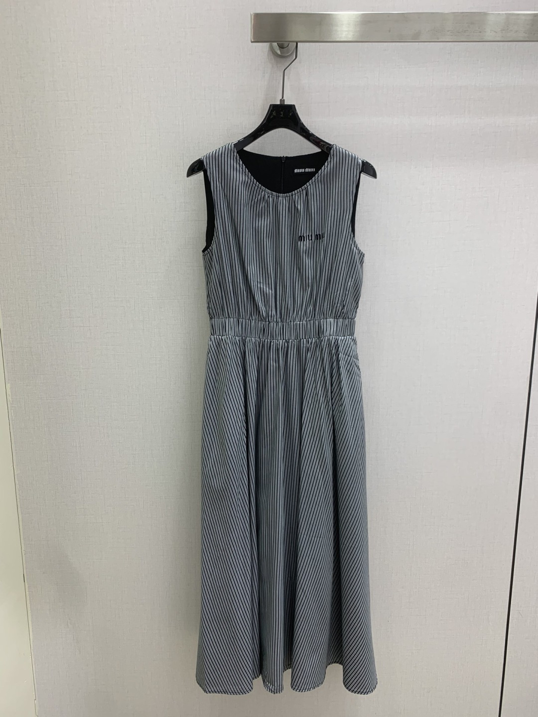 NO:802253,Highly recommended 26 spring and summer new striped letter sleeveless dress, fashionable and low-key, elegant and luxurious!  The styles are versatile and not picky, the original customized technical fabrics, the quality of workmanship depends on the details. A must-have for Bai Fumei!  One color SML code high quality ABC,,skirts,19860909强烈推荐 26春夏新款 条纹字母无袖连衣裙 时髦低调 气质又奢华高级！版型百搭不挑人,原版定制科技面料 做工品质看细节.白富美必入！一个色 SML码 高品质ABC,,skirts,,Women's clothing