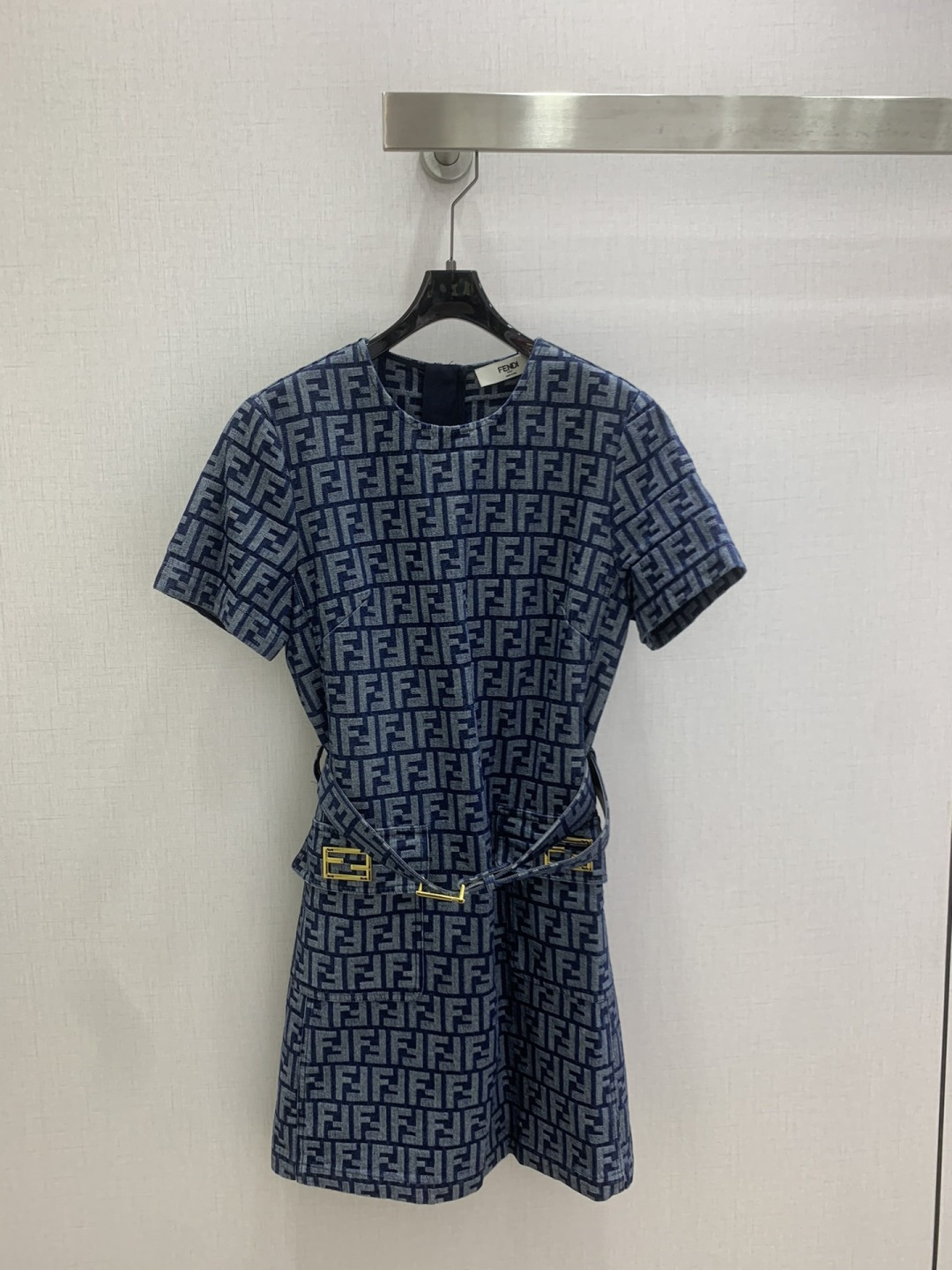 NO:802249,Highly recommended 26 spring and summer new style, presbyopic belted short-sleeved dress, super fashionable new denim denim skirt, unique color tone for the upper body, cool and sassy, ​​fine texture, natural cotton feel, muscular yet soft, super beautiful!  The details and workmanship are super good. New products are in stock and available for grabs. One color SML code. High quality ABC, skirts, T-shirts, etc.19860909强烈推荐 26春夏新款 老花腰带短袖连衣裙 超时髦新款丹宁牛仔裙 个性色调上身又酷又飒爽 纹理细腻,棉感自然,既有筋骨感又不失柔软,超级漂亮！细节做工超级好,新品现货开箱开抢 一个色 SML码 高品质ABC,,skirts,T-shirt,,Women's clothing