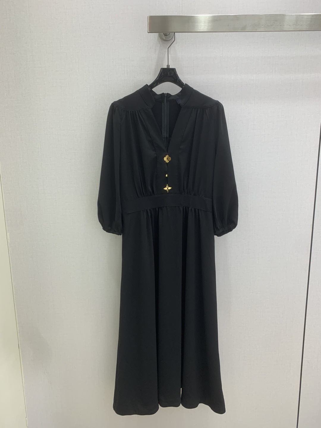 NO:802245,Highly recommended 26 spring and summer new gold coin V-neck waist dress, elegant and smart, simple yet exuding luxury, and the workmanship of the whole dress is very fine!  The version is simple and clear at a glance, beautiful and fantasy, low-key yet eye-catching, you must choose this one. Two colors, SML code, high quality ABC,,skirts,19860909强烈推荐 26春夏新款 金币V领收腰连衣裙 飘逸灵动 简约中流露出高奢 整件衣服做工更是非常精细！ 版型简单一目了然,美伦美幻 低调又要引人注目,必选这款 两个色 SML码 高品质ABC,,skirts,,Women's clothing
