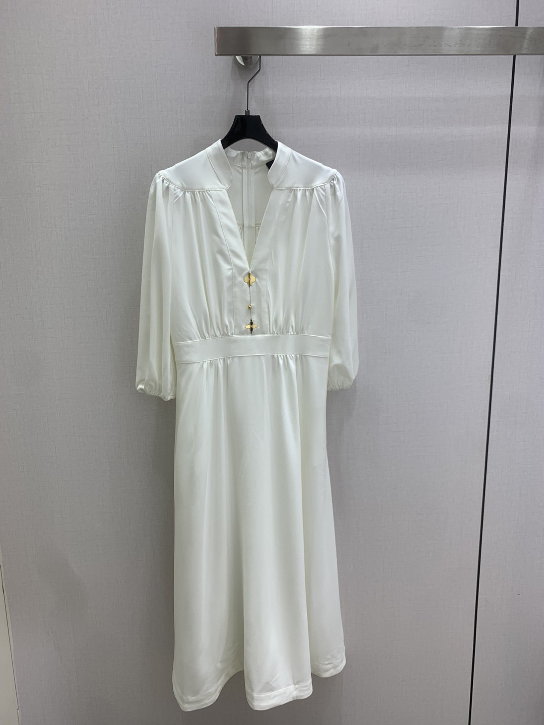 NO:802242,Highly recommended 26 spring and summer new gold coin V-neck waist dress, elegant and smart, simple yet exuding luxury, and the workmanship of the whole dress is very fine!  The version is simple and clear at a glance, beautiful and fantasy, low-key yet eye-catching, you must choose this one. Two colors, SML code, high quality ABC,,skirts,19860909强烈推荐 26春夏新款 金币V领收腰连衣裙 飘逸灵动 简约中流露出高奢 整件衣服做工更是非常精细！ 版型简单一目了然,美伦美幻 低调又要引人注目,必选这款 两个色 SML码 高品质ABC,,skirts,,Women's clothing