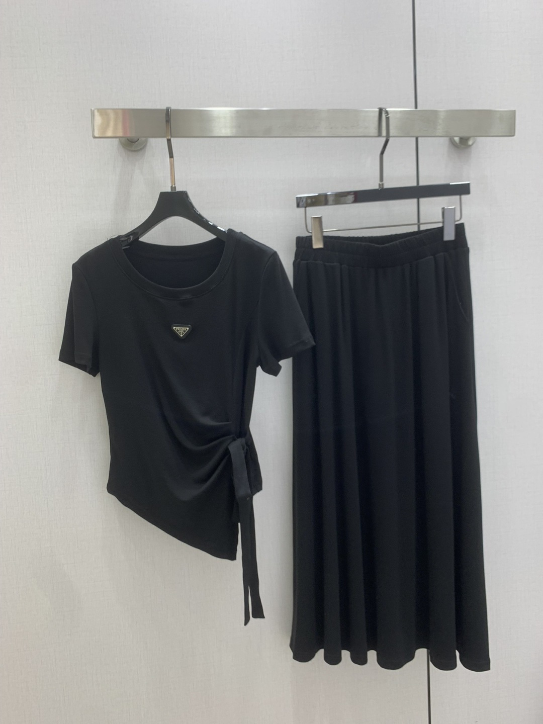 NO:801690,Highly recommended 26 spring and summer new style pleated casual suit, a combination of lazy and exquisite relaxed round neck short sleeves + floor-length skirt, hidden T-shirt side waist drawstrings, and an unintentional waistline in seconds; the small mark on the chest is a low-key delicate point, the fabric is soft and comfortable against the skin. Two colors SML code, high quality ABC, skirts, T-shirt, tees, t-shirt,19860909强烈推荐 26春夏新款 褶皱休闲套装 慵懒与精致的松弛感圆领短袖+拖地长裙的组合,藏着小心机T恤侧腰抽绳一系,秒掐出不刻意的腰线；胸口小标是低调的精致点,面料软乎乎贴肤舒服.两个色 SML码 高品质ABC,,skirts,T-shirt,tees，t-shirt,,Women's clothing