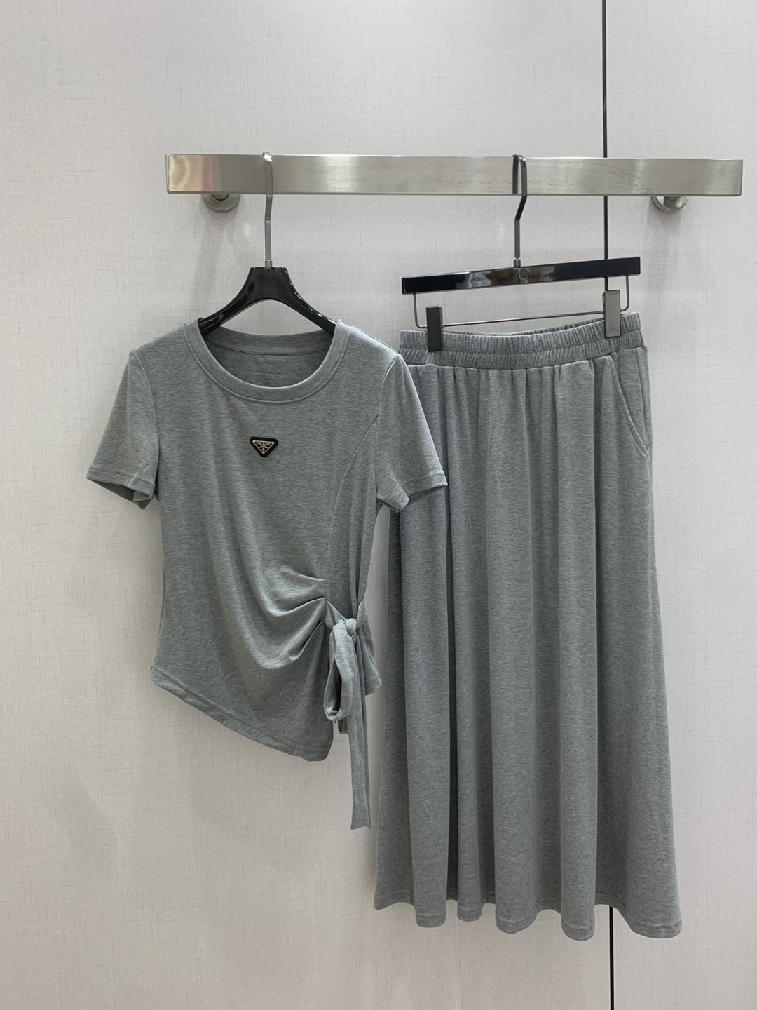 NO:801686,Highly recommended 26 spring and summer new style pleated casual suit, a combination of lazy and exquisite relaxed round neck short sleeves + floor-length skirt, hidden T-shirt side waist drawstrings, and an unintentional waistline in seconds; the small mark on the chest is a low-key delicate point, the fabric is soft and comfortable against the skin. Two colors SML code, high quality ABC, skirts, T-shirt, tees, t-shirt,19860909强烈推荐 26春夏新款 褶皱休闲套装 慵懒与精致的松弛感圆领短袖+拖地长裙的组合,藏着小心机T恤侧腰抽绳一系,秒掐出不刻意的腰线；胸口小标是低调的精致点,面料软乎乎贴肤舒服.两个色 SML码 高品质ABC,,skirts,T-shirt,tees，t-shirt,,Women's clothing