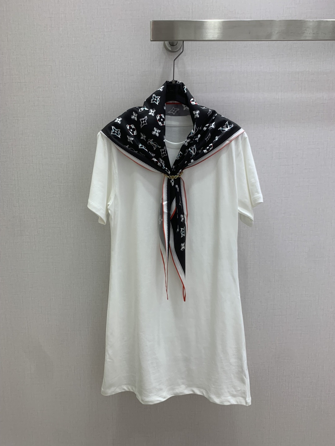 NO:801693,Highly recommended 26 spring and summer new chain short-sleeved silk scarf dress. It is very dense and feels great. It is a really hard-working one!  !  Perfect details, regular fit!  The upper body is not picky at all, simple and generous, and instantly enhances your temperament. Popular recommendation, two colors SML code, high quality ABC, skirts, T-shirt,19860909强烈推荐 26春夏新款 链条短袖丝巾连衣裙 密度很高手感超好 真的费劲心血的一款！！细节完美 常规版型！上身完全不挑人简单大方,瞬间提升气质 爆款推荐,两个色 SML码 高品质ABC,,skirts,T-shirt,,Women's clothing