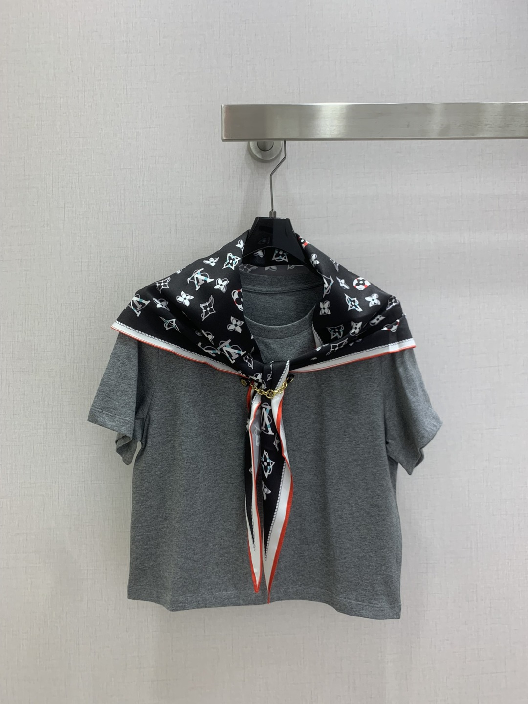 NO:801689,Highly recommended 26 spring and summer new chain scarf short-sleeved T-shirt. It is very dense and feels great. It is a really hard-working one!  !  Perfect details, regular fit!  The upper body is not picky at all, is simple and generous, and instantly enhances your temperament. Popular recommendation, two colors SML code, high quality ABC, T-shirt, tees, t-shirt,19860909强烈推荐 26春夏新款 链条丝巾短袖T恤 密度很高手感超好 真的费劲心血的一款！！细节完美 常规版型！上身完全不挑人简单大方,瞬间提升气质 爆款推荐,两个色 SML码 高品质ABC,,T-shirt,tees，t-shirt,,Women's clothing
