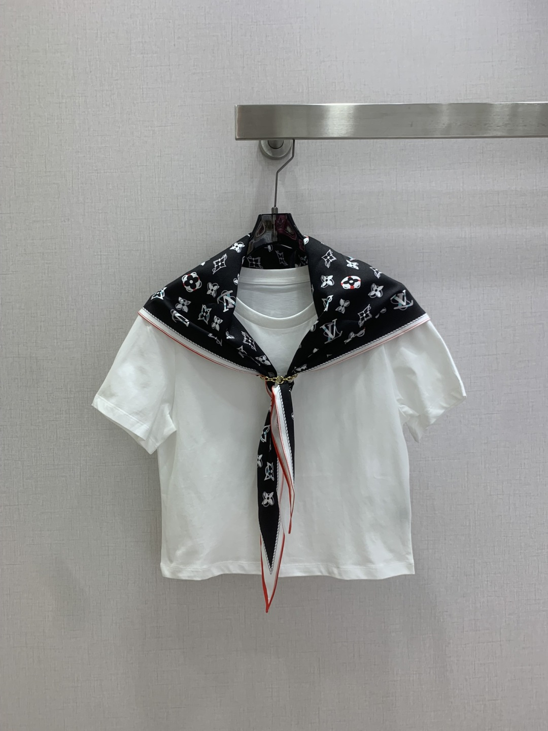 NO:801685,Highly recommended 26 spring and summer new chain scarf short-sleeved T-shirt. It is very dense and feels great. It is a really hard-working one!  !  Perfect details, regular fit!  The upper body is not picky at all, is simple and generous, and instantly enhances your temperament. Popular recommendation, two colors SML code, high quality ABC, T-shirt, tees, t-shirt,19860909强烈推荐 26春夏新款 链条丝巾短袖T恤 密度很高手感超好 真的费劲心血的一款！！细节完美 常规版型！上身完全不挑人简单大方,瞬间提升气质 爆款推荐,两个色 SML码 高品质ABC,,T-shirt,tees，t-shirt,,Women's clothing