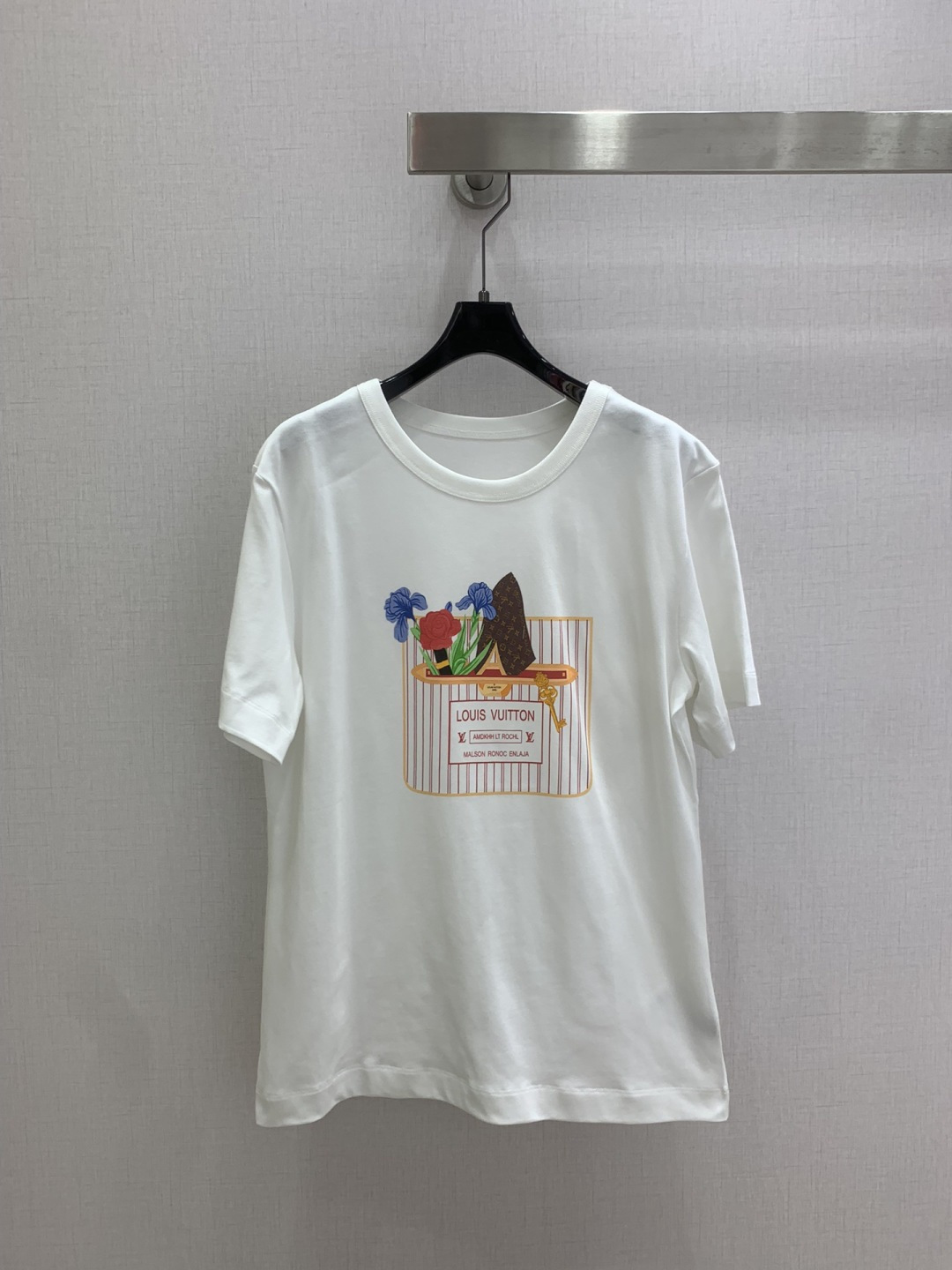 NO:802313,Highly recommended 26 spring and summer new flower bag printed short-sleeved T-shirt. It is very dense and feels great. It is a really hard-working one!  !  Perfect details, regular fit!  The upper body is not picky at all, it is simple and generous, and it instantly improves your temperament. Popular recommendation, one color SML code, high quality ABC, T-shirt, tees, t-shirt,19860909强烈推荐 26春夏新款 花卉箱包印花短袖T恤 密度很高手感超好 真的费劲心血的一款！！细节完美 常规版型！上身完全不挑人简单大方,瞬间提升气质 爆款推荐,一个色 SML码 高品质ABC,,T-shirt,tees，t-shirt,,Women's clothing