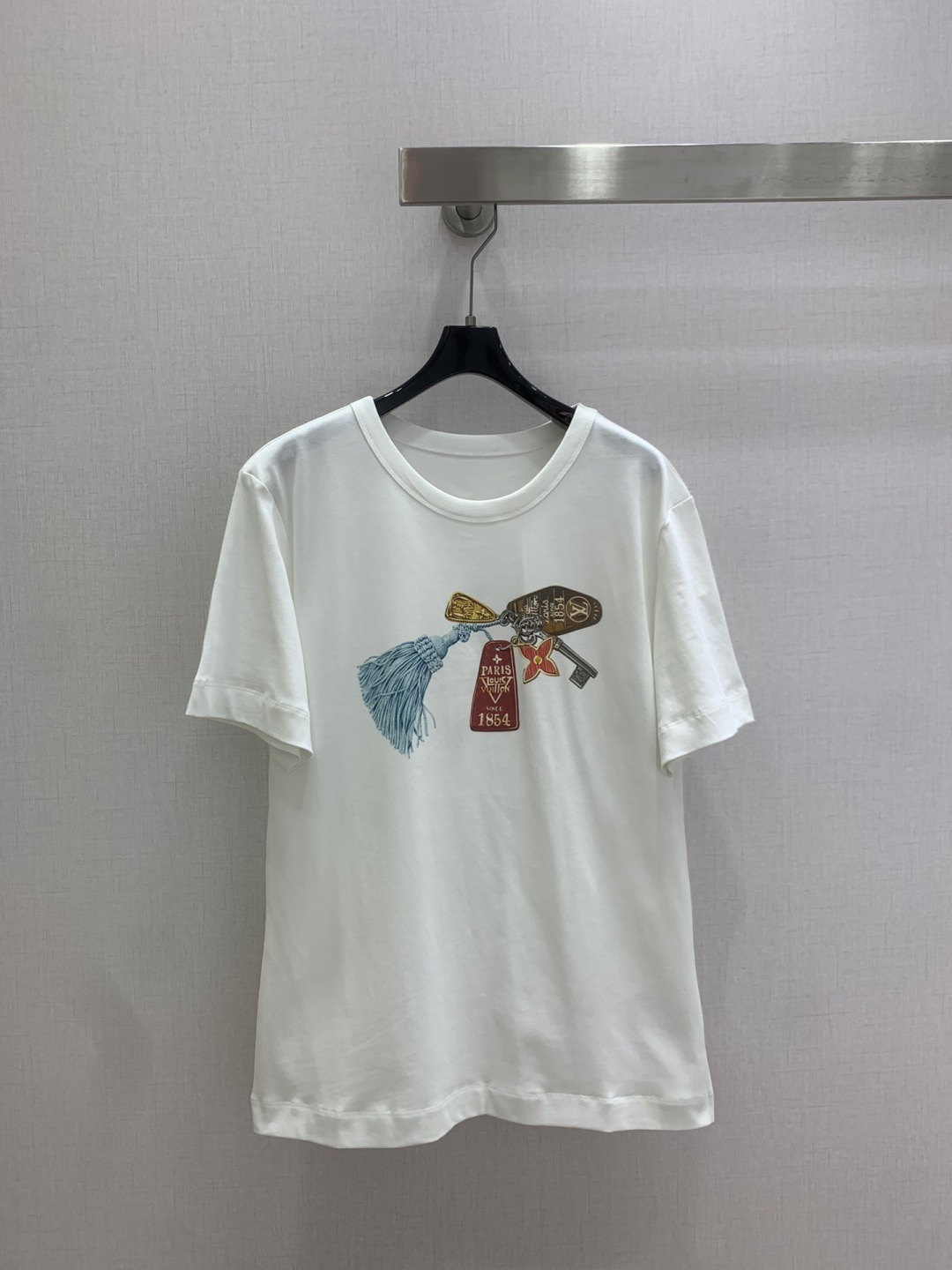 NO:802307,Highly recommended 26 spring and summer new pattern printed short-sleeved T-shirt. It is very dense and feels great. It is a really hard-working one!  !  Perfect details, regular fit!  The upper body is not picky at all, it is simple and generous, and it instantly improves your temperament. Popular recommendation, one color SML code, high quality ABC, T-shirt, tees, t-shirt,19860909强烈推荐 26春夏新款 图案印花短袖T恤 密度很高手感超好 真的费劲心血的一款！！细节完美 常规版型！上身完全不挑人简单大方,瞬间提升气质 爆款推荐,一个色 SML码 高品质ABC,,T-shirt,tees，t-shirt,,Women's clothing