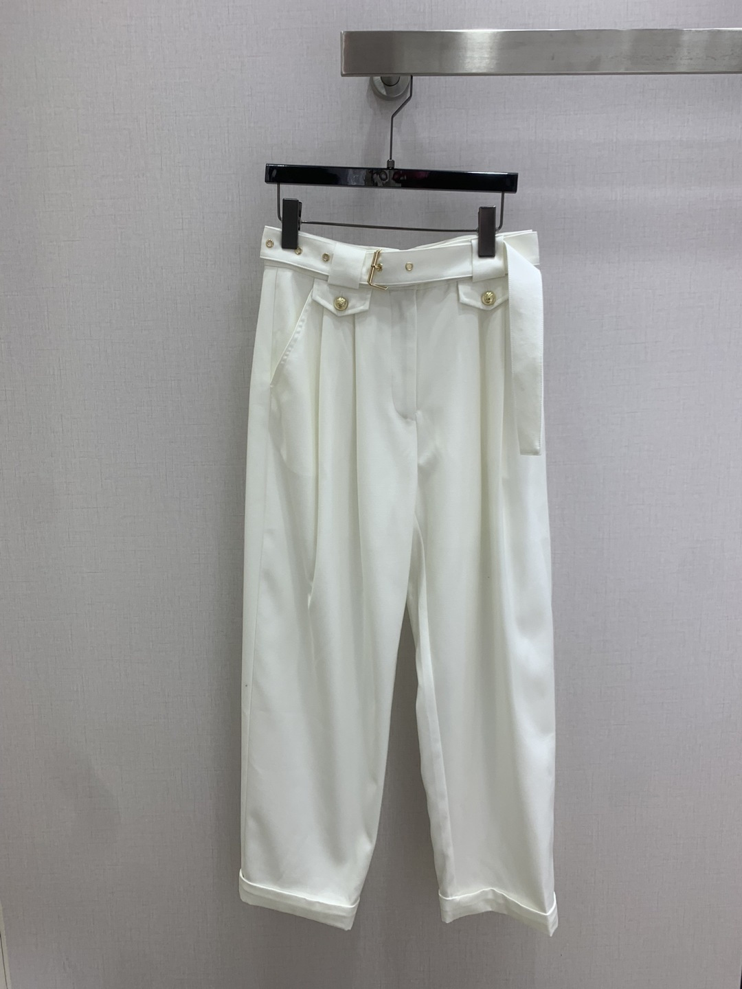 NO:801681,Highly recommended 26 spring and summer new style, belted suit straight trousers, simple and elegant trousers, very high-end imported texture, look at the details carefully, the color is super correct, the upper body is very cool, clean and classy, ​​improves the temperament~~ It is completely in accordance with the level of high-end ready-to-wear. It is impossible not to love it. The temperament MM must buy it. One color, SMLXL code, high quality ABC,, business suit,19860909强烈推荐 26春夏新款 腰带西装直筒长裤 简洁大气的西裤 非常高级的进口质地 仔细看细节 颜色超正上身非常飒爽 干净有品 提气质~~完全按照高定成衣水准 无法不爱 气质MM必入 一个色 SMLXL码 高品质ABC,,business suit,,Women's clothing