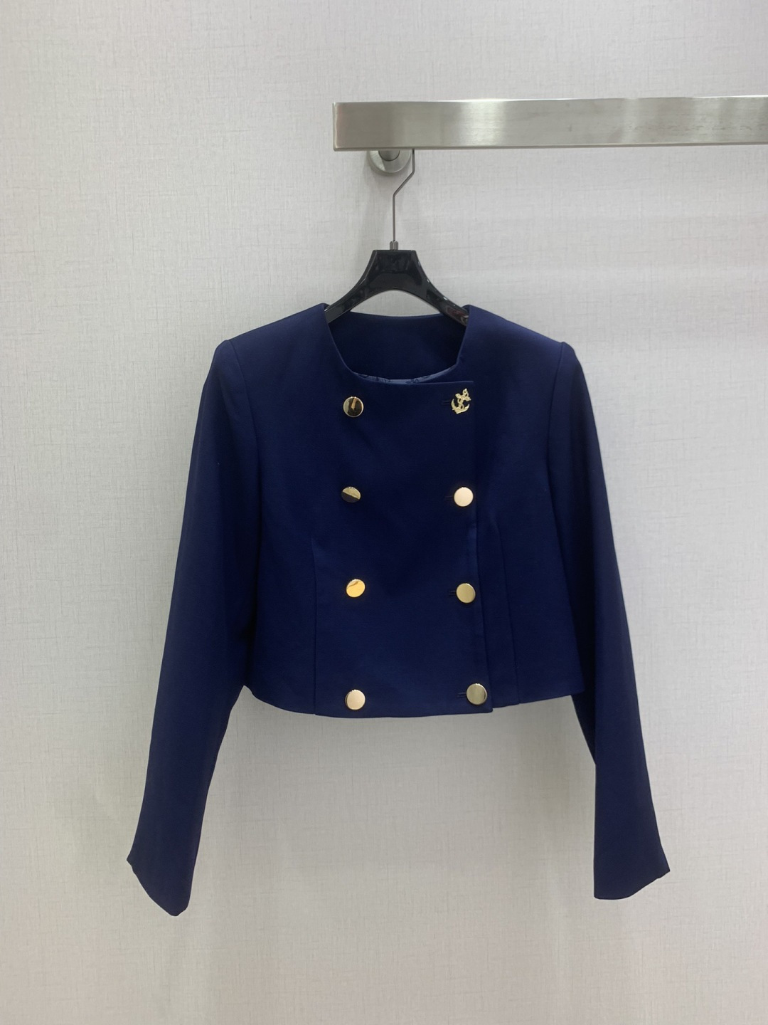 NO:801677,Highly recommended 26 spring and summer new style. Double-breasted hardware long-sleeved jacket. Simple and elegant jacket. Very high-end imported texture. Pay close attention to the details. The upper body is very sassy. Clean and classy. It enhances the temperament~~ It is completely in accordance with the level of high-end ready-to-wear. It is impossible not to love it. A must-have item for temperament girls. One color, SMLXL code, high quality ABC, jackets & coats,19860909强烈推荐 26春夏新款 双排扣五金长袖外套 简洁大气的外套 非常高级的进口质地 仔细看细节 上身非常飒 干净有品 提气质~~完全按照高定成衣水准 无法不爱 气质MM必入单品 一个色 SMLXL码 高品质ABC,,jackets & coats,,Women's clothing