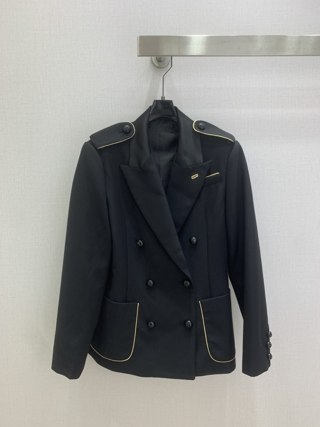NO:801674,Highly recommended 26 spring and summer new style. Line double pocket suit jacket. Simple and elegant suit jacket. Very high-end imported texture. Pay close attention to the details. The upper body is very sassy. Clean and classy. Improves temperament~~ It is completely in accordance with the level of high-end ready-to-wear. It is impossible not to love it. A must-have item for temperament MM. One color SMLXL code. High-quality ABC, jackets & coats, business suit,19860909强烈推荐 26春夏新款 线条双口袋西装外套 简洁大气的西装外套 非常高级的进口质地 仔细看细节 上身非常飒 干净有品 提气质~~完全按照高定成衣水准 无法不爱 气质MM必入单品 一个色 SMLXL码 高品质ABC,,jackets & coats,business suit,,Women's clothing