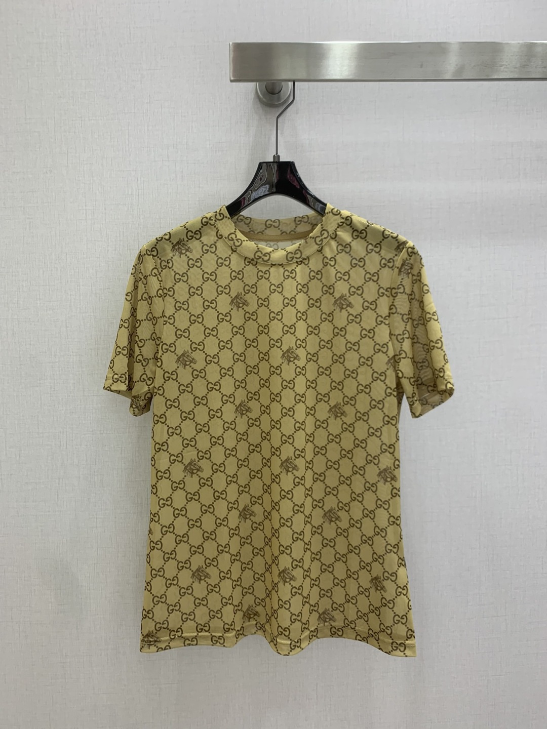 NO:802308,Highly recommended 26 spring and summer new style, Double G presbyopic mesh short-sleeved top, Monograw penetration printing, high-end atmosphere, soft and elastic, very comfortable, full of high-end sense of wear, semi-perspective, innovative fabric, light and soft, the real thing is very good!  Tight fit to show your figure. The upper body is fashionable and versatile, and looks good in outfits. High-quality workmanship. Pay attention to the details. One color SML code. High-quality ABC, T-shirt,19860909强烈推荐 26春夏新款 双G老花网纱短袖上衣 Monograw渗透印花 高级大气 柔软弹力很舒服 满满的穿搭高级感 半透视 创新面料 轻盈柔软 实物非常赞！紧身显身材 上身洋气百搭,穿搭好看 高品质做工看细节 一个色 SML码 高品质ABC,,T-shirt,,Women's clothing