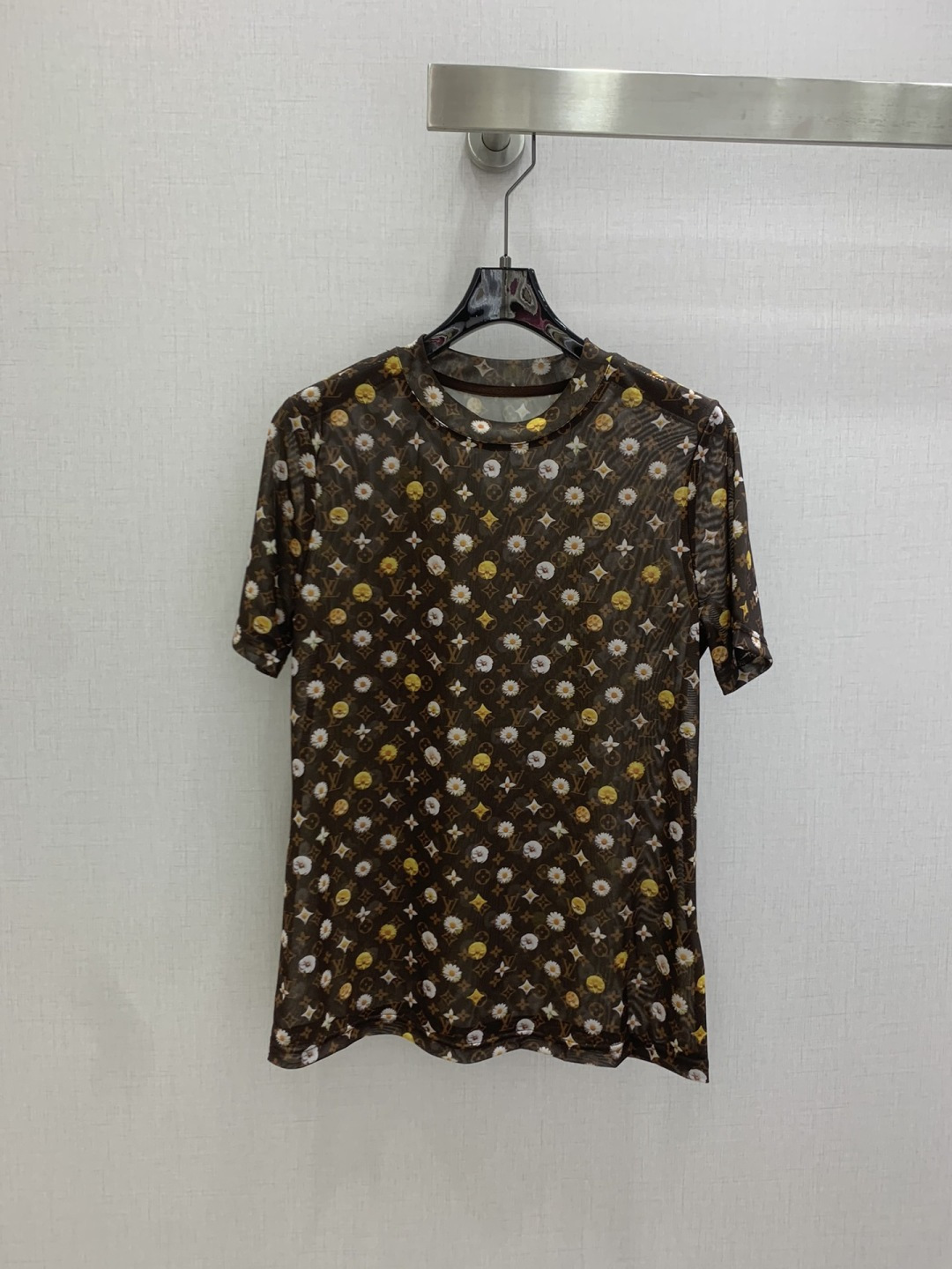 NO:802304,Highly recommended 26 spring and summer new style, presbyopic mesh short-sleeved top, Monograw penetration printing, high-end atmosphere, soft and stretchy, very comfortable, full of high-end sense of wear, semi-seeing, innovative fabric, light and soft, the real thing is very good!  Tight fit to show off your figure. The upper body is fashionable and versatile, and looks good in outfits. High-quality workmanship. Pay attention to the details. Two colors. SML code. High-quality ABC, T-shirt.19860909强烈推荐 26春夏新款 老花网纱短袖上衣 Monograw渗透印花 高级大气 柔软弹力很舒服 满满的穿搭高级感 半透视 创新面料 轻盈柔软 实物非常赞！紧身显身材 上身洋气百搭,穿搭好看 高品质做工看细节 两个色 SML码 高品质ABC,,T-shirt,,Women's clothing