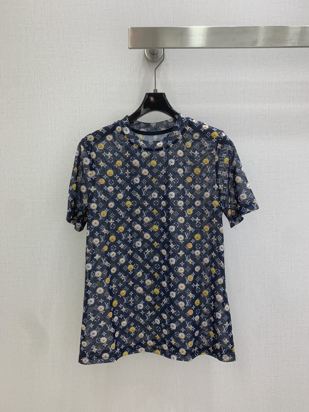NO:802300,Highly recommended 26 spring and summer new style, presbyopic mesh short-sleeved top, Monograw penetration printing, high-end atmosphere, soft and stretchy, very comfortable, full of high-end sense of wear, semi-seeing, innovative fabric, light and soft, the real thing is very good!  Tight fit to show off your figure. The upper body is fashionable and versatile, and looks good in outfits. High-quality workmanship. Pay attention to the details. Two colors. SML code. High-quality ABC, T-shirt.19860909强烈推荐 26春夏新款 老花网纱短袖上衣 Monograw渗透印花 高级大气 柔软弹力很舒服 满满的穿搭高级感 半透视 创新面料 轻盈柔软 实物非常赞！紧身显身材 上身洋气百搭,穿搭好看 高品质做工看细节 两个色 SML码 高品质ABC,,T-shirt,,Women's clothing