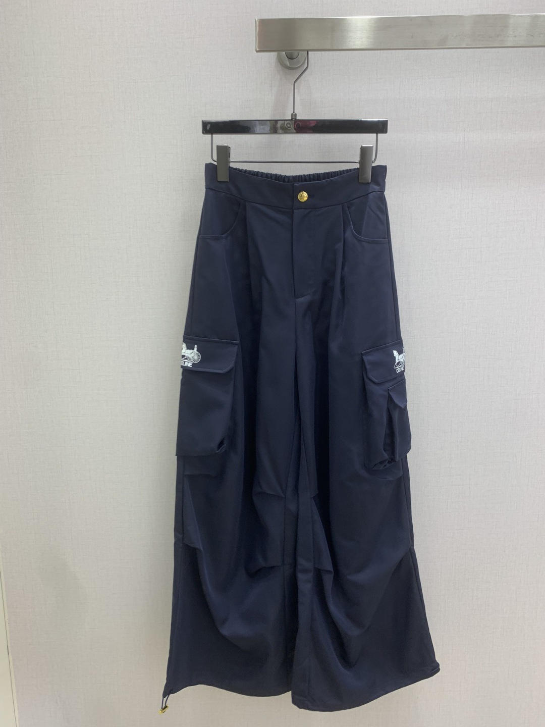 NO:801644,Highly recommended 26 spring and summer new style double-pocket pleated wide-leg work trousers. Fashionable and easy-to-wear walking work trousers. Versatile style. Advanced customization. Lightweight and comfortable fabrics. Casual and free!  Not only is the color beautiful, the texture is also great!  Retro and fashionable, it can be worn by all body types!  Two colors SML code high quality ABC,,19860909强烈推荐 26春夏新款 双口袋压褶阔腿工装长裤 时髦好穿度爆棚的行走的工装裤 风格百搭 高级定制 轻薄舒适的面料 随性洒脱！不旦颜色美,质感也敲好！复古又时尚 各种身材都可以驾驭！两个色 SML码 高品质ABC,,,Women's clothing