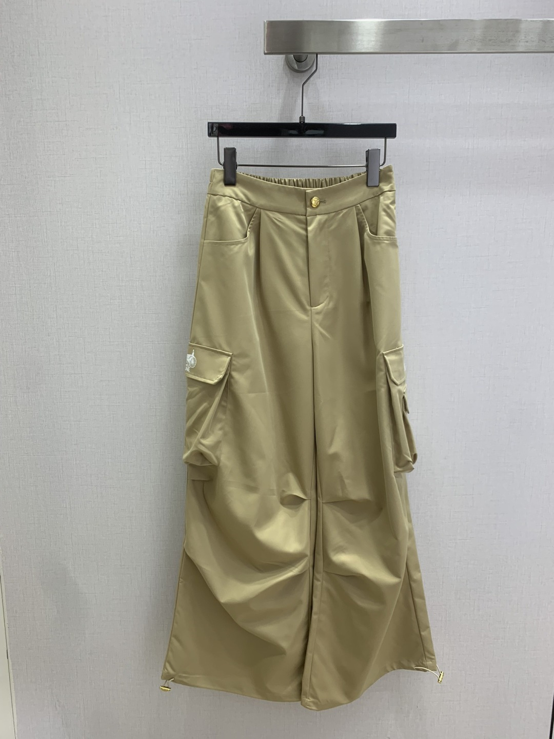 NO:801625,Highly recommended 26 spring and summer new style double-pocket pleated wide-leg work trousers. Fashionable and easy-to-wear walking work trousers. Versatile style. Advanced customization. Lightweight and comfortable fabrics. Casual and free!  Not only is the color beautiful, the texture is also great!  Retro and fashionable, it can be worn by all body types!  Two colors SML code high quality ABC,,19860909强烈推荐 26春夏新款 双口袋压褶阔腿工装长裤 时髦好穿度爆棚的行走的工装裤 风格百搭 高级定制 轻薄舒适的面料 随性洒脱！不旦颜色美,质感也敲好！复古又时尚 各种身材都可以驾驭！两个色 SML码 高品质ABC,,,Women's clothing