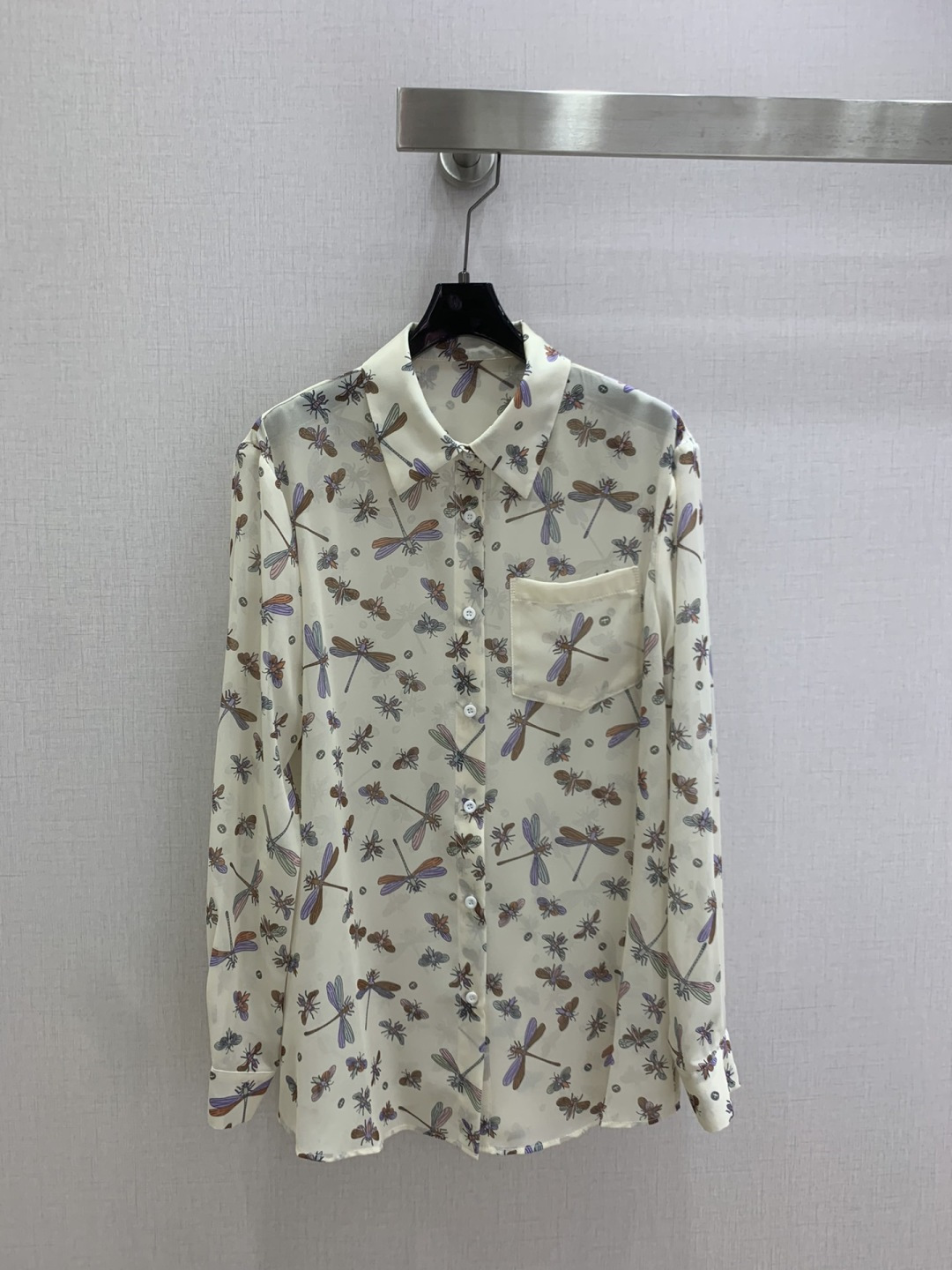 NO:801619,Highly recommended 26 spring and summer new style dragonfly print pocket shirt, slightly see-through, vaguely fashionable and discreet, cute style, easy to control, and full of small details. Exquisite workmanship. The inner stitching of the craft shirt is perfect as a single product and matching. It is fashionable to reduce age. It is good to hold the shape. It wins the heart of fairies. It is soft and textured. A classic. One color SML code  High quality ABC,,shirts,19860909强烈推荐 26春夏新款 蜻蜓印花口袋衬衫 微透视 若隐若现时尚小心机 可A可乖的风格,版型属于谁都好驾驭的,满满小细节太加分了.做工精致 内线来去缝工艺衬衣做为单品和搭配都是杠把子 减龄时尚 好HOLD住造型 深得仙女心 柔软有质感 经典之作 一个色 SML码 高品质ABC,,shirts,,Women's clothing