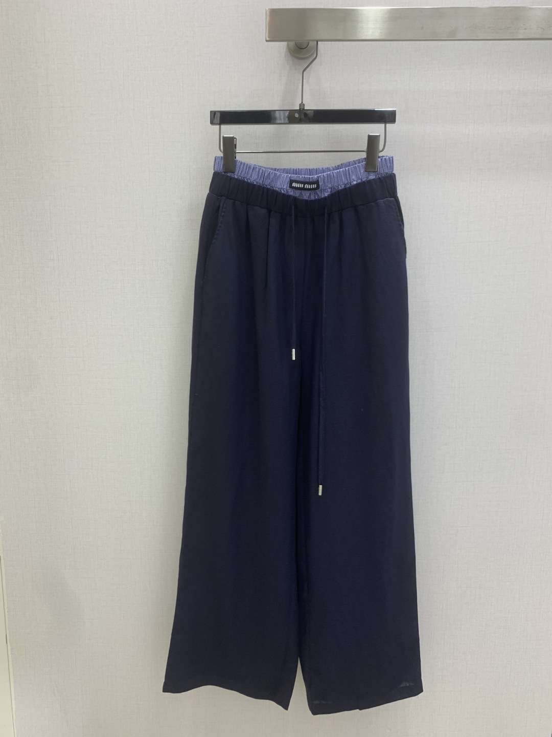 NO:801613,Highly recommended 26 spring and summer new style spliced ​​double-waisted wide-leg trousers. You are not picky about your body shape. The upper body is particularly good!  The style of the matching is also very versatile. Exquisite advanced customization. The texture of the fabric is awesome. Retro and elegant. The upper body is cool and handsome, age-reducing and fashionable. Two colors. SML code. High quality ABC,,19860909强烈推荐 26春夏新款 拼接双腰阔腿长裤 不挑剔身形要求 上身特别赞！搭配的风格也很通吃 精致高级定制 富有肌理感的面料质感超赞 复古优雅 上身酷帅减龄时髦精 两个色 SML码 高品质ABC,,,Women's clothing