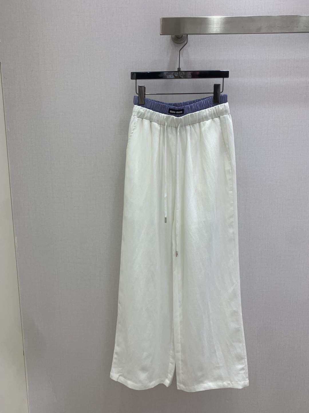 NO:801607,Highly recommended 26 spring and summer new style spliced ​​double-waisted wide-leg trousers. You are not picky about your body shape. The upper body is particularly good!  The style of the matching is also very versatile. Exquisite advanced customization. The texture of the fabric is awesome. Retro and elegant. The upper body is cool and handsome, age-reducing and fashionable. Two colors. SML code. High quality ABC,,19860909强烈推荐 26春夏新款 拼接双腰阔腿长裤 不挑剔身形要求 上身特别赞！搭配的风格也很通吃 精致高级定制 富有肌理感的面料质感超赞 复古优雅 上身酷帅减龄时髦精 两个色 SML码 高品质ABC,,,Women's clothing