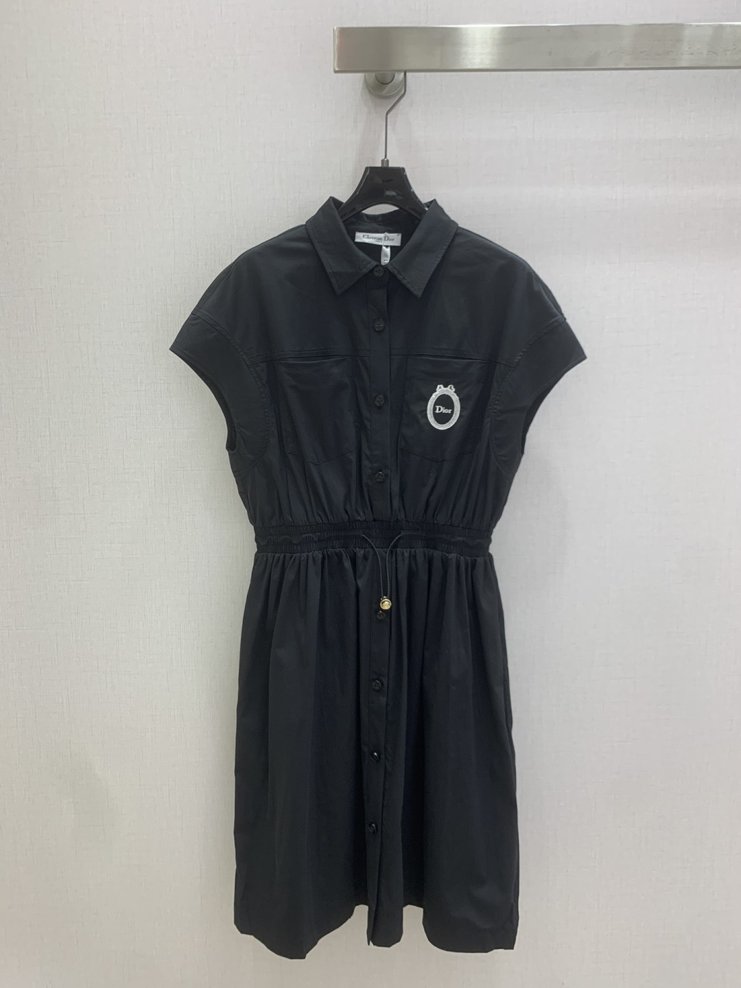 NO:801630,Highly recommended 26 spring and summer new model, lapel embroidered waist dress, chest embroidered LOGO pattern decoration, dropped shoulders, casual fit, adjustable elasticity, mid-length skirt to fit the body, two colors SML code, high quality ABC,,skirts,19860909强烈推荐 26春夏新款 翻领刺绣收腰连衣裙 胸前刺绣LOGO图案装饰,落肩休闲版型,松紧可调节,裙子中长不身材穿,两个色 SML码 高品质ABC,,skirts,,Women's clothing