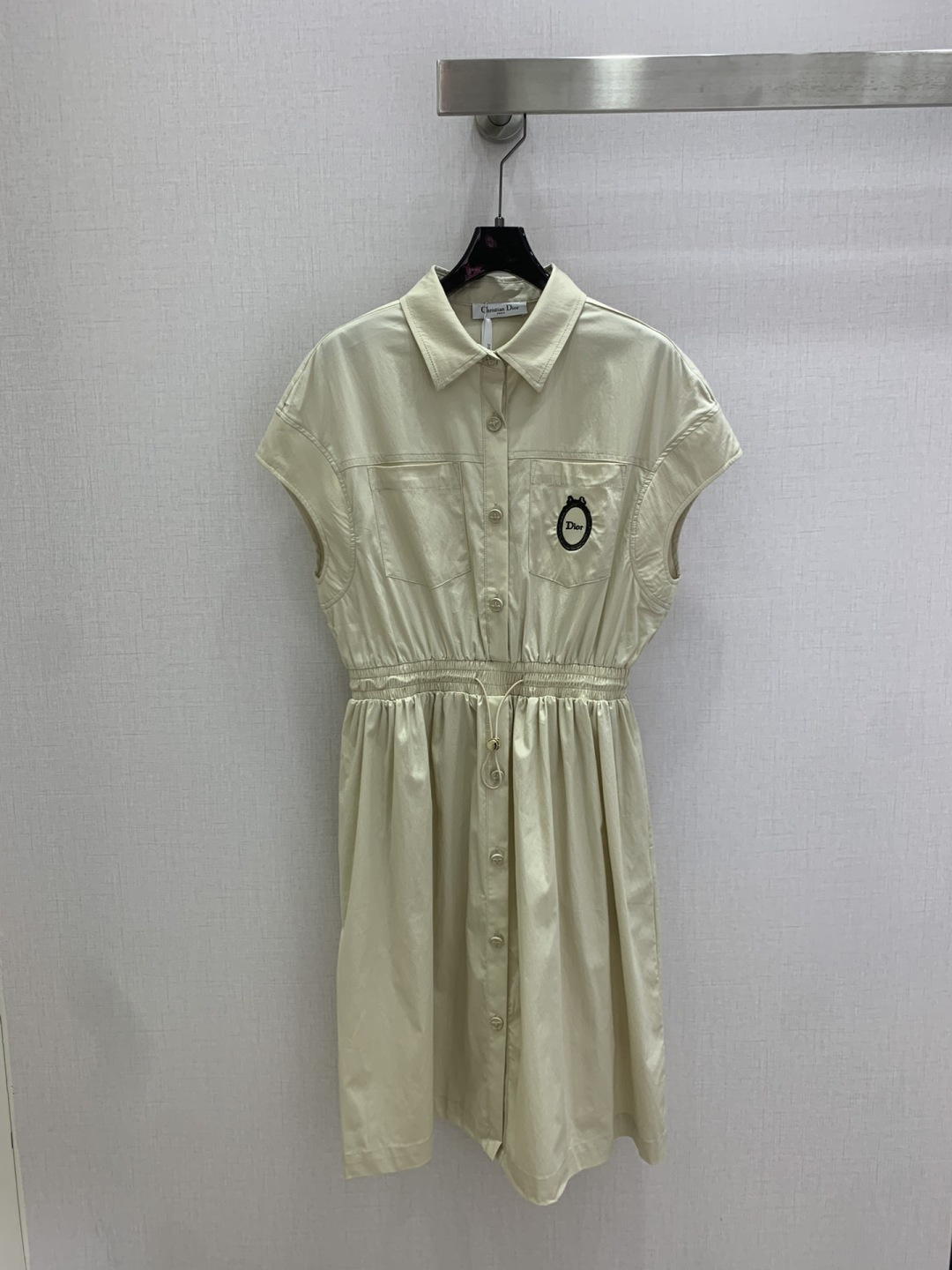 NO:801624,Highly recommended 26 spring and summer new model, lapel embroidered waist dress, chest embroidered LOGO pattern decoration, dropped shoulders, casual fit, adjustable elasticity, mid-length skirt to fit the body, two colors SML code, high quality ABC,,skirts,19860909强烈推荐 26春夏新款 翻领刺绣收腰连衣裙 胸前刺绣LOGO图案装饰,落肩休闲版型,松紧可调节,裙子中长不身材穿,两个色 SML码 高品质ABC,,skirts,,Women's clothing