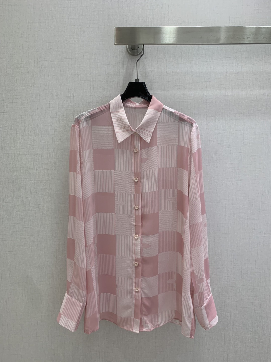 NO:801612,Highly recommended 26 spring and summer new style lapel printed shirt, slightly see-through, cute style, full of small details that are a plus. Exquisite workmanship, age-reducing fashion, good hold style, won the hearts of fairies, soft and textured, classic, two colors SML code, high quality ABC, shirts,19860909强烈推荐 26春夏新款 翻领印花衬衫 微透视 可A可乖的风格,满满小细节太加分了.做工精致 减龄时尚 好HOLD住造型 深得仙女心 柔软有质感 经典之作 两个色 SML码 高品质ABC,,shirts,,Women's clothing