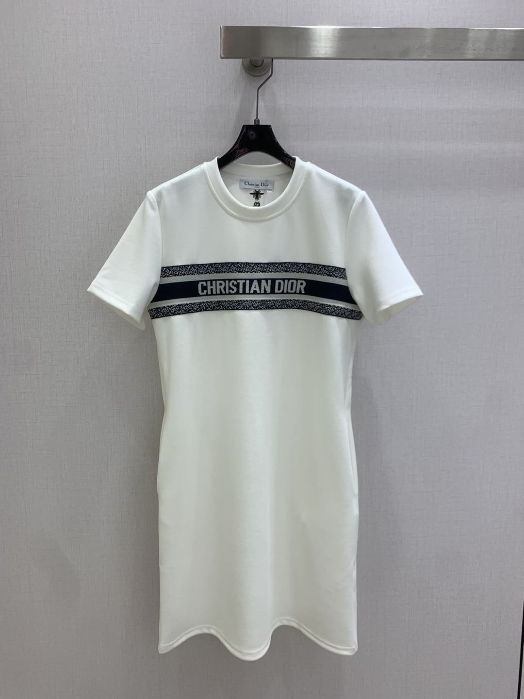 NO:801629,Highly recommended 26 spring and summer new style. Letter web printed short-sleeved dress with three-dimensional tailoring to modify the waistline. Logo webbing on the chest and heavy industrial bees on the back. Embroidered high-end air layer fabric made of two colors. SML code. High quality ABC, skirts, T-shirt,19860909强烈推荐 26春夏新款 字母织带印花短袖连衣裙立体剪裁修饰腰线胸前拼接logo织带后中重工蜜蜂 刺绣高端空气层面料制作两个色 SML码 高品质ABC,,skirts,T-shirt,,Women's clothing