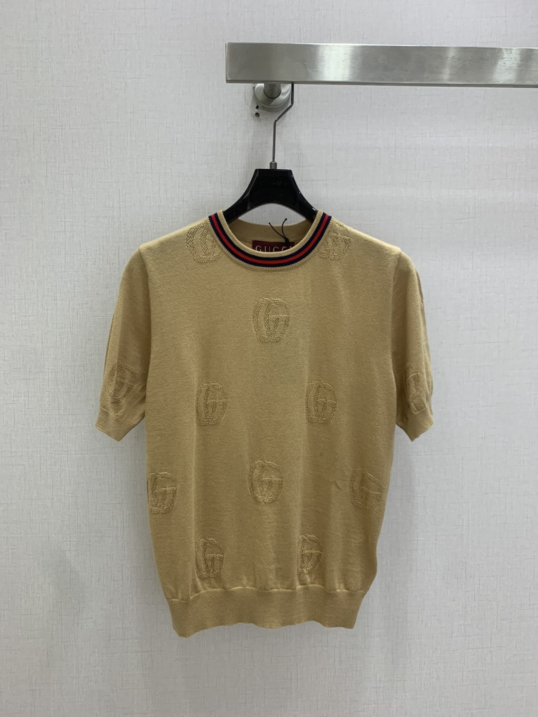 NO:802336,Highly recommended 26 spring and summer new style, contrasting color knitted short-sleeved top, classic sweater, wool, delicate and soft texture. Classic age-reducing item!  The pattern doesn’t make your upper body look slimmer!  A perfect item that Bai Fumei must buy. The texture is superb and the workmanship is perfect!  Grab the spot now and get the big orders!  Two colors SML code high quality ABC, sweaters, T-shirt,19860909强烈推荐 26春夏新款 撞色针织短袖上衣 经典毛衣 羊毛 质感细腻软糯.经典减龄单品！版型不挑人上身巨显瘦！白富美必收的完美单品.质感超赞完美做工品质！现货开抢 大单子甩过来！两个色 SML码 高品质ABC,,sweaters,T-shirt,,Women's clothing