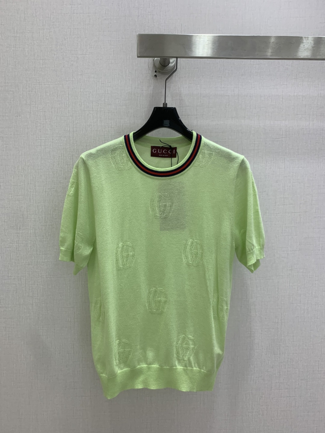 NO:802348,Highly recommended 26 spring and summer new style, contrasting color knitted short-sleeved top, classic sweater, wool, delicate and soft texture. Classic age-reducing item!  The pattern doesn’t make your upper body look slimmer!  A perfect item that Bai Fumei must buy. The texture is superb and the workmanship is perfect!  Grab the spot now and get the big orders!  Two colors SML code high quality ABC1, sweaters, T-shirt,19860909强烈推荐 26春夏新款 撞色针织短袖上衣 经典毛衣 羊毛 质感细腻软糯.经典减龄单品！版型不挑人上身巨显瘦！白富美必收的完美单品.质感超赞完美做工品质！现货开抢 大单子甩过来！两个色 SML码 高品质ABC1,,sweaters,T-shirt,,Women's clothing