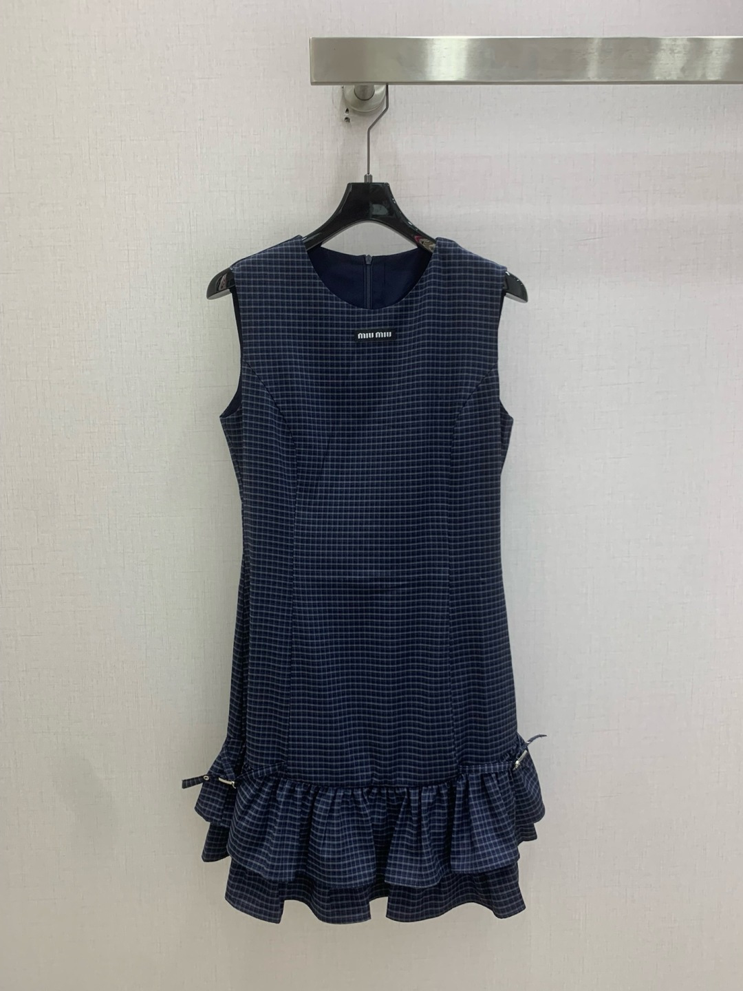 NO:802343,Highly recommended 26 spring and summer new style plaid cake sleeveless dress, letter logo small mark decoration on the chest, cake skirt design on the hem, all-over plaid fabric to reduce age and make you look slimmer, style is fashionable and versatile, fabric is light and comfortable, one color SML code, high quality ABC,,skirts,19860909强烈推荐 26春夏新款 格纹蛋糕无袖连衣裙 胸前字母logo小标装饰 下摆做蛋糕裙设计 通体格纹面料减龄显瘦 版型洋气百搭 面料轻薄舒适 一个色 SML码 高品质ABC,,skirts,,Women's clothing
