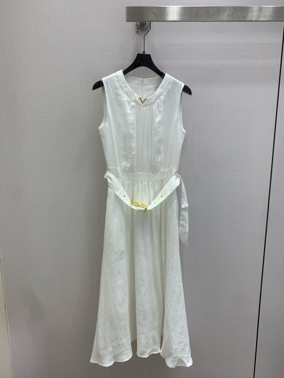 NO:802339,Highly recommended 26 spring and summer new style, hardware belt sleeveless dress, collar customized V-shaped metal buckle decoration, customized V-shaped metal buckle matching, whole body linen fabric with excellent texture and breathable fabric, versatile and simple version, one color SML code, high quality ABC,,skirts,19860909强烈推荐 26春夏新款 五金腰带无袖连衣裙 领子定制V型金属扣装饰 定制V型金属扣头搭配 通体亚麻面料质感极佳面料透气 版型百搭简洁 一个色 SML码 高品质ABC,,skirts,,Women's clothing