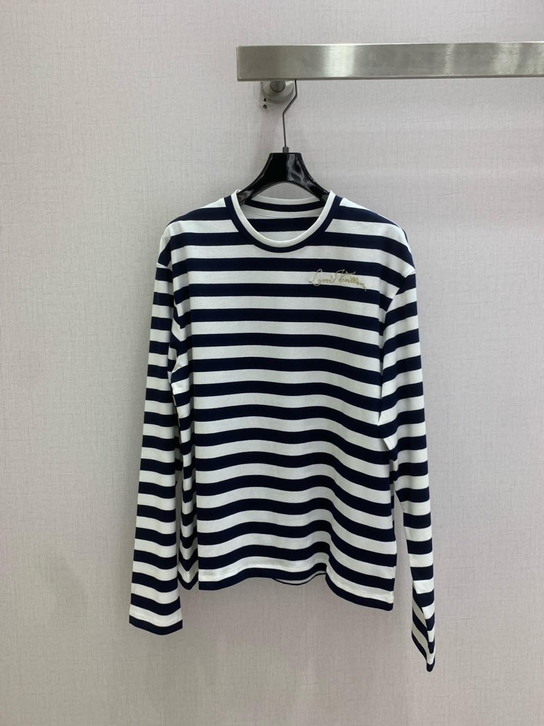 NO:802331,Highly recommended 26 early spring new style letter embroidered striped long-sleeved top. Highly customized imported fabric. Comfortable and breathable. Versatile style. One color. SML code. High quality ABC.19860909强烈推荐 26早春新款 字母刺绣条纹长袖上衣 高定制进口面料 舒适透气 百搭款 一个色 SML码 高品质ABC,,,Women's clothing