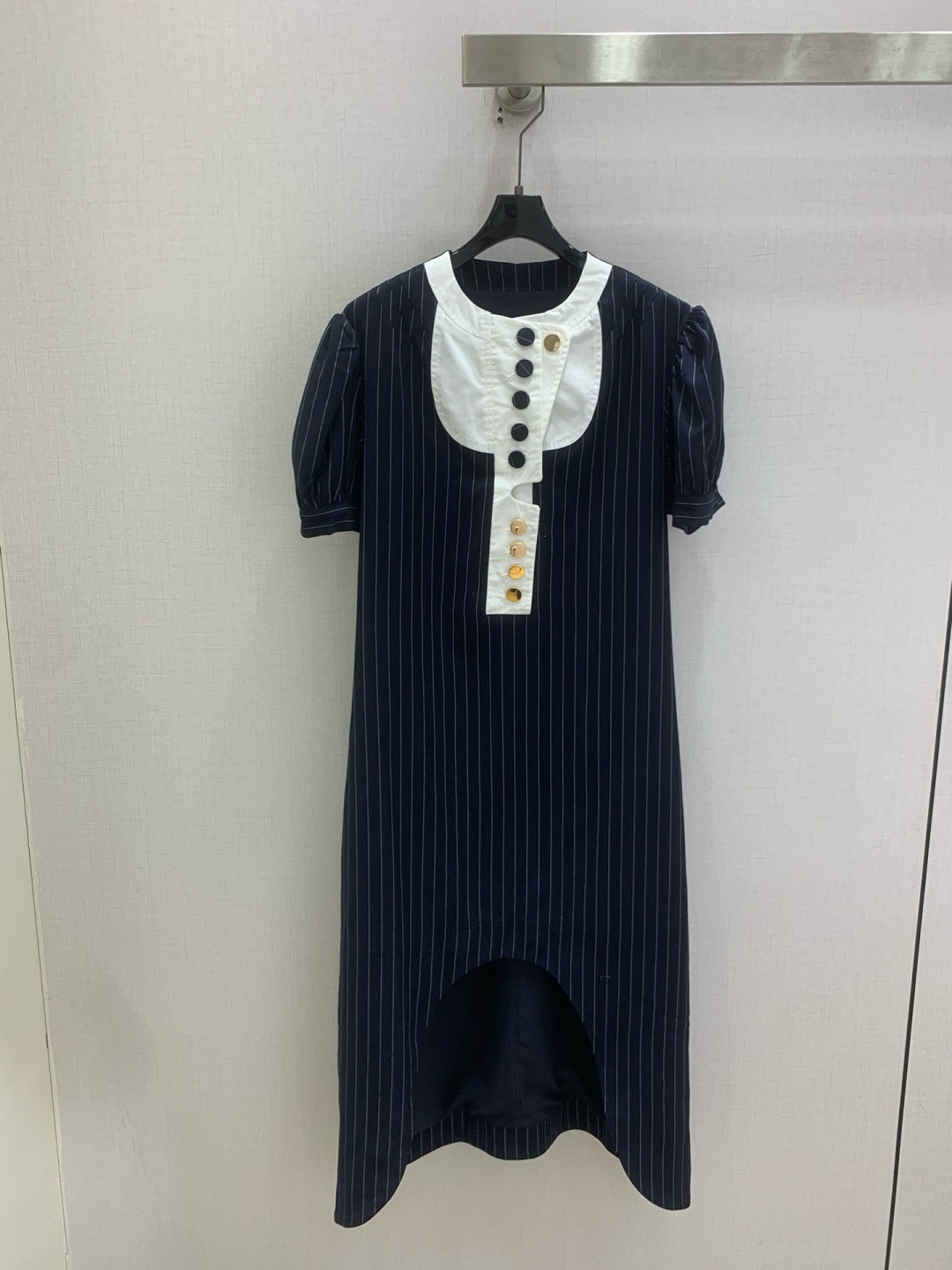 NO:802325,Highly recommended 26 spring and summer new style. Irregular short-sleeved dress with spliced ​​stripes. Low-key luxury three-dimensional tailoring. Streamlined line design. Noble and elegant yet full of gentle and intellectual temperament. Imported special materials. You will be amazed when you receive it. The texture of the customized fabric is amazing!  One color SMLXL code High quality ABC, skirts, T-shirt,19860909强烈推荐 26春夏新款 拼接条纹不规则短袖连衣裙 低调奢华立体剪裁 精简线条感设计 高贵典雅又尽显温柔知性的气质 进口特殊材质 收到手会很惊艳 定制面料质感超赞！一个色 SMLXL码 高品质ABC,,skirts,T-shirt,,Women's clothing