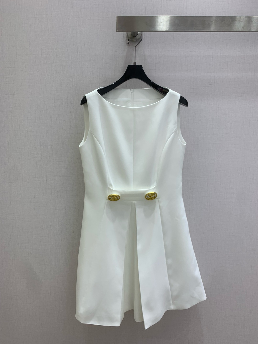 NO:802319,Highly recommended 26 spring and summer new style, hardware pleated sleeveless dress, anchor hardware decoration, high-end and elegant style, pleated body design in the middle, the upper body is French elegance, capable, independent and neat, one color, SMLXL code, high quality ABC,,skirts,19860909强烈推荐 26春夏新款 五金压褶无袖连衣裙 船锚五金装饰 高级优雅范 中间压褶衣身设计 上身就是法式优雅干练独立利落感 一个色 SMLXL码 高品质ABC,,skirts,,Women's clothing